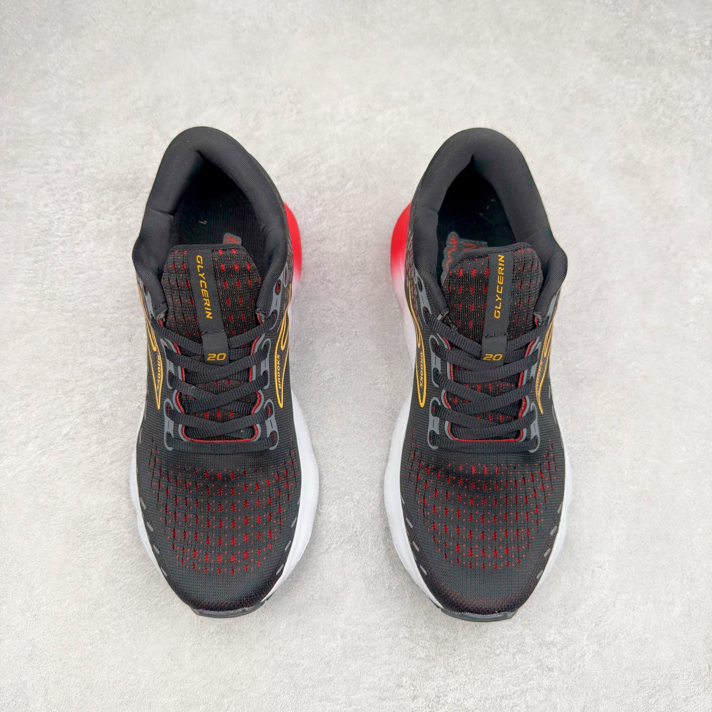 图片[2]-Brooks布鲁克斯 Glycerin 2.0 系带防滑耐磨低帮长跑跑步鞋 Brooks 四大跑鞋之一 百年品牌 跑鞋从外形上基本就能判断这是一款速度跑鞋 简洁干练的外形结构和极强的运动流线型看着非常有速度感 上脚的第一感觉是非常轻 美码9码的鞋单只206g不到 从个人偏好来说 200g左右的竞速鞋最具安全感 鞋面采用单层网布 很薄 前掌使用了大量开放式网眼 排气直接快速 透气性上乘 鞋舌也是轻量化设计 仅为一层麂皮 和脚背完美贴合 鞋舌中央有个防偏穿孔 从实际穿着来看 通常鞋舌都是外偏 如果是防偏穿孔位于中心 防偏效果其实并不十分有效 如果采用趋外侧的偏心设计更有效 鞋帮泡棉填充量不大 但非常紧凑 贴合舒适 包裹稳固 内置硬质TPU保证必要的稳定性 跑鞋中底采用的是DNA FLASH科技材料 DNA FLASH中底科技 是Brooks第一款将氮气注入中底的创新科技 主要原理是借助“超临界流体”发泡技术 将液态氮稳定的转化为气态氮 并使其均匀地形成无数紧密贴合的密闭式气囊结构 尺码：36 36.5 37.5 38 38.5 39 40 40.5 41 42 42.5 43 44 44.5 45 46-选品中心