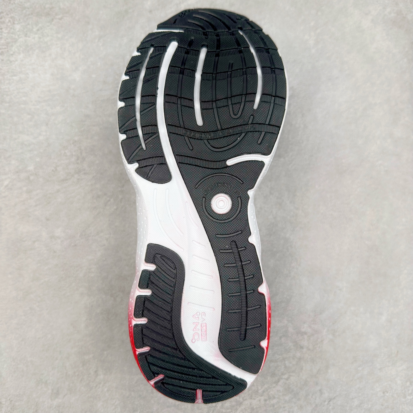 图片[9]-Brooks布鲁克斯 Glycerin 2.0 系带防滑耐磨低帮长跑跑步鞋 Brooks 四大跑鞋之一 百年品牌 跑鞋从外形上基本就能判断这是一款速度跑鞋 简洁干练的外形结构和极强的运动流线型看着非常有速度感 上脚的第一感觉是非常轻 美码9码的鞋单只206g不到 从个人偏好来说 200g左右的竞速鞋最具安全感 鞋面采用单层网布 很薄 前掌使用了大量开放式网眼 排气直接快速 透气性上乘 鞋舌也是轻量化设计 仅为一层麂皮 和脚背完美贴合 鞋舌中央有个防偏穿孔 从实际穿着来看 通常鞋舌都是外偏 如果是防偏穿孔位于中心 防偏效果其实并不十分有效 如果采用趋外侧的偏心设计更有效 鞋帮泡棉填充量不大 但非常紧凑 贴合舒适 包裹稳固 内置硬质TPU保证必要的稳定性 跑鞋中底采用的是DNA FLASH科技材料 DNA FLASH中底科技 是Brooks第一款将氮气注入中底的创新科技 主要原理是借助“超临界流体”发泡技术 将液态氮稳定的转化为气态氮 并使其均匀地形成无数紧密贴合的密闭式气囊结构 尺码：36 36.5 37.5 38 38.5 39 40 40.5 41 42 42.5 43 44 44.5 45 46-选品中心