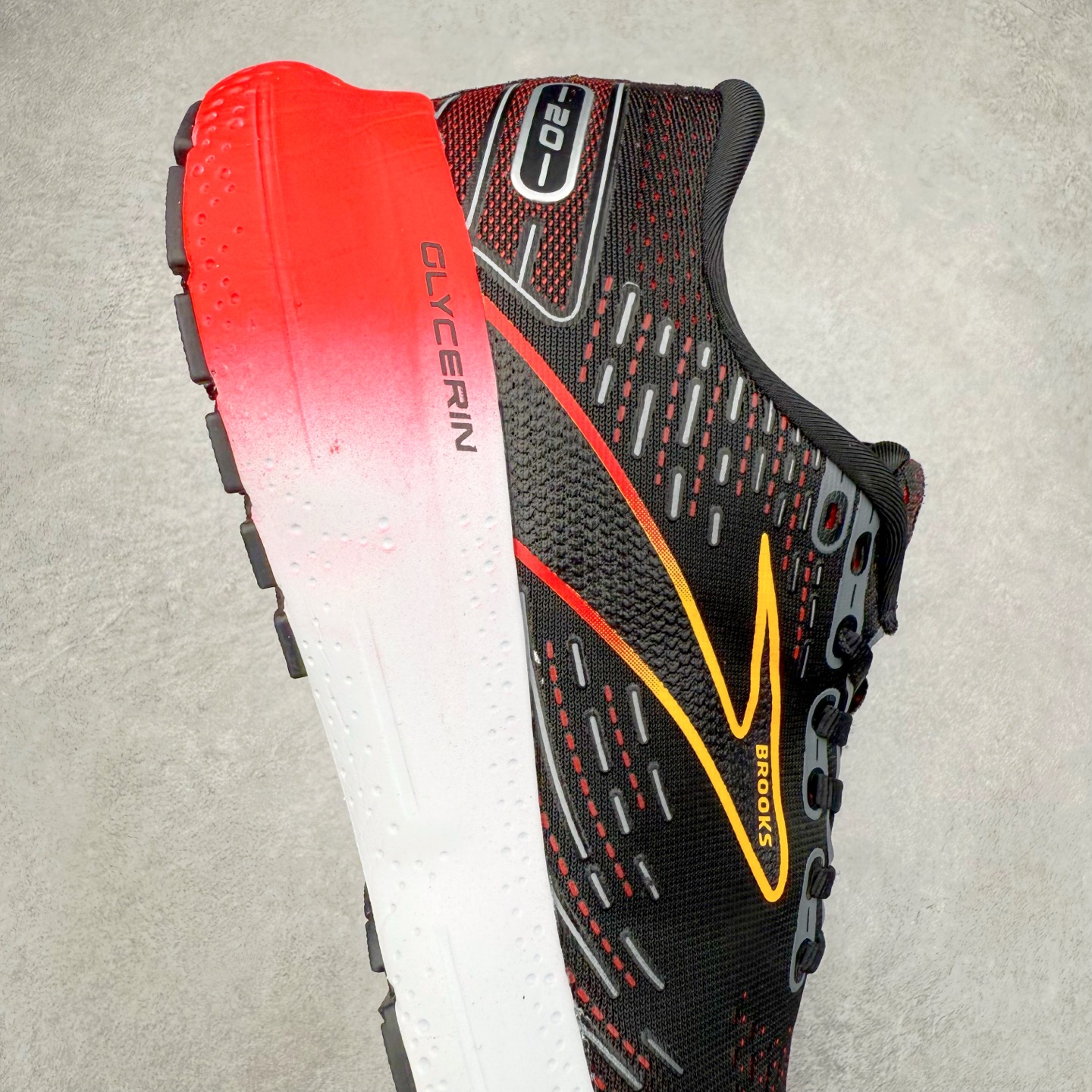 图片[6]-Brooks布鲁克斯 Glycerin 2.0 系带防滑耐磨低帮长跑跑步鞋 Brooks 四大跑鞋之一 百年品牌 跑鞋从外形上基本就能判断这是一款速度跑鞋 简洁干练的外形结构和极强的运动流线型看着非常有速度感 上脚的第一感觉是非常轻 美码9码的鞋单只206g不到 从个人偏好来说 200g左右的竞速鞋最具安全感 鞋面采用单层网布 很薄 前掌使用了大量开放式网眼 排气直接快速 透气性上乘 鞋舌也是轻量化设计 仅为一层麂皮 和脚背完美贴合 鞋舌中央有个防偏穿孔 从实际穿着来看 通常鞋舌都是外偏 如果是防偏穿孔位于中心 防偏效果其实并不十分有效 如果采用趋外侧的偏心设计更有效 鞋帮泡棉填充量不大 但非常紧凑 贴合舒适 包裹稳固 内置硬质TPU保证必要的稳定性 跑鞋中底采用的是DNA FLASH科技材料 DNA FLASH中底科技 是Brooks第一款将氮气注入中底的创新科技 主要原理是借助“超临界流体”发泡技术 将液态氮稳定的转化为气态氮 并使其均匀地形成无数紧密贴合的密闭式气囊结构 尺码：36 36.5 37.5 38 38.5 39 40 40.5 41 42 42.5 43 44 44.5 45 46-选品中心