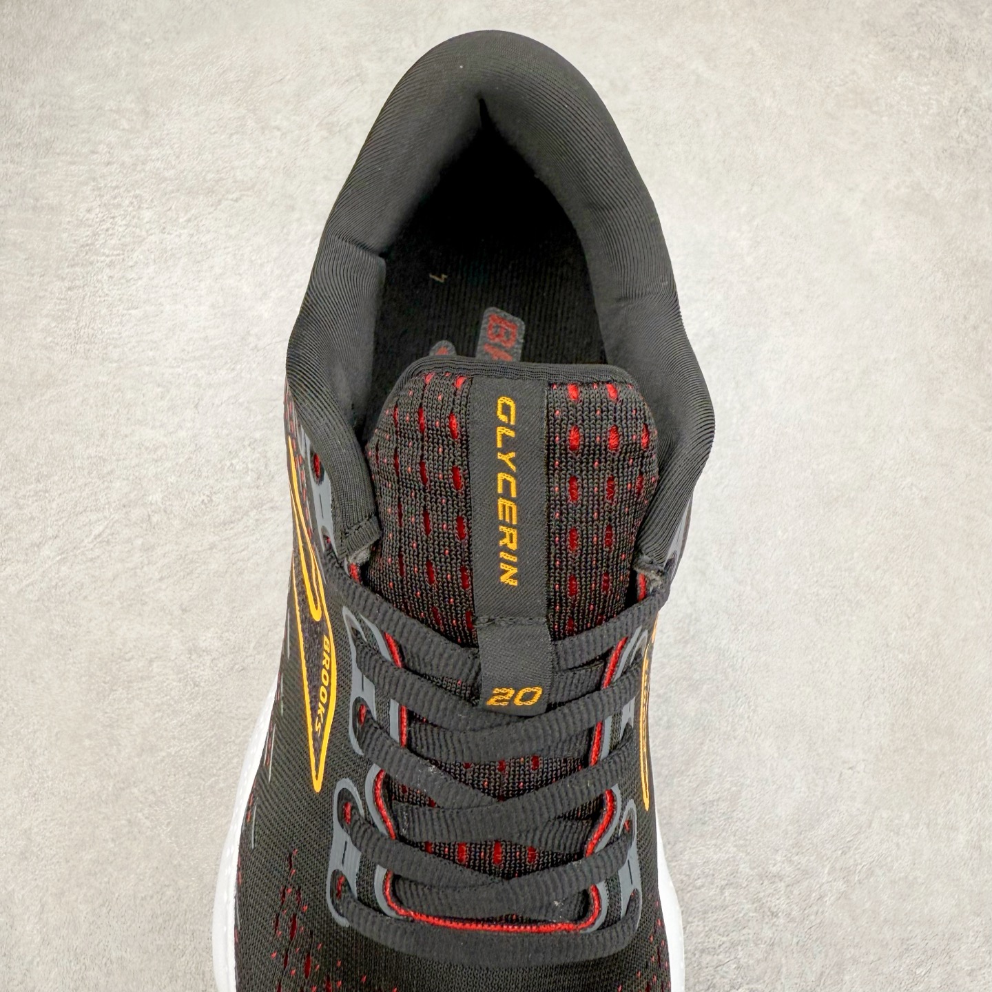 图片[5]-Brooks布鲁克斯 Glycerin 2.0 系带防滑耐磨低帮长跑跑步鞋 Brooks 四大跑鞋之一 百年品牌 跑鞋从外形上基本就能判断这是一款速度跑鞋 简洁干练的外形结构和极强的运动流线型看着非常有速度感 上脚的第一感觉是非常轻 美码9码的鞋单只206g不到 从个人偏好来说 200g左右的竞速鞋最具安全感 鞋面采用单层网布 很薄 前掌使用了大量开放式网眼 排气直接快速 透气性上乘 鞋舌也是轻量化设计 仅为一层麂皮 和脚背完美贴合 鞋舌中央有个防偏穿孔 从实际穿着来看 通常鞋舌都是外偏 如果是防偏穿孔位于中心 防偏效果其实并不十分有效 如果采用趋外侧的偏心设计更有效 鞋帮泡棉填充量不大 但非常紧凑 贴合舒适 包裹稳固 内置硬质TPU保证必要的稳定性 跑鞋中底采用的是DNA FLASH科技材料 DNA FLASH中底科技 是Brooks第一款将氮气注入中底的创新科技 主要原理是借助“超临界流体”发泡技术 将液态氮稳定的转化为气态氮 并使其均匀地形成无数紧密贴合的密闭式气囊结构 尺码：36 36.5 37.5 38 38.5 39 40 40.5 41 42 42.5 43 44 44.5 45 46-选品中心