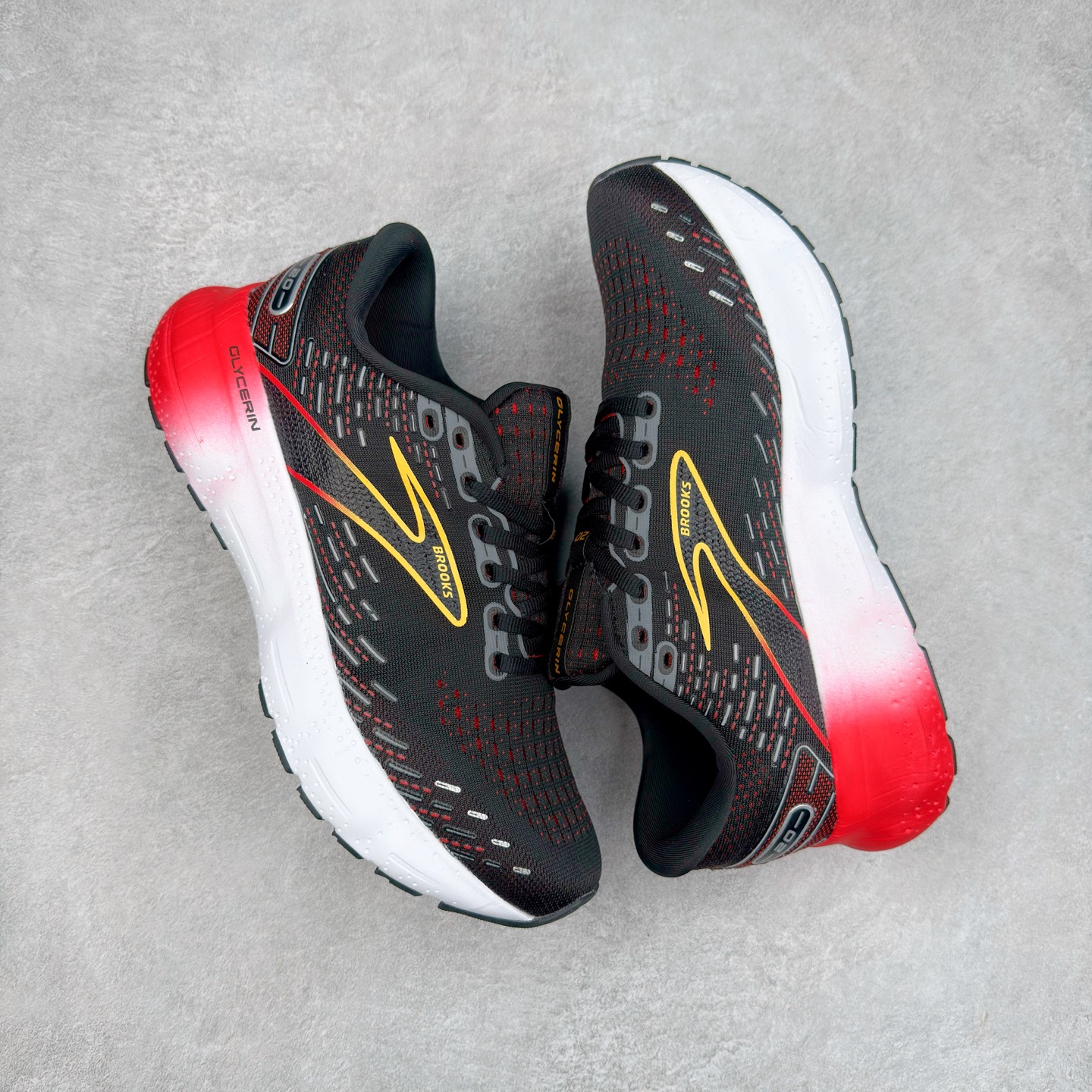 图片[3]-Brooks布鲁克斯 Glycerin 2.0 系带防滑耐磨低帮长跑跑步鞋 Brooks 四大跑鞋之一 百年品牌 跑鞋从外形上基本就能判断这是一款速度跑鞋 简洁干练的外形结构和极强的运动流线型看着非常有速度感 上脚的第一感觉是非常轻 美码9码的鞋单只206g不到 从个人偏好来说 200g左右的竞速鞋最具安全感 鞋面采用单层网布 很薄 前掌使用了大量开放式网眼 排气直接快速 透气性上乘 鞋舌也是轻量化设计 仅为一层麂皮 和脚背完美贴合 鞋舌中央有个防偏穿孔 从实际穿着来看 通常鞋舌都是外偏 如果是防偏穿孔位于中心 防偏效果其实并不十分有效 如果采用趋外侧的偏心设计更有效 鞋帮泡棉填充量不大 但非常紧凑 贴合舒适 包裹稳固 内置硬质TPU保证必要的稳定性 跑鞋中底采用的是DNA FLASH科技材料 DNA FLASH中底科技 是Brooks第一款将氮气注入中底的创新科技 主要原理是借助“超临界流体”发泡技术 将液态氮稳定的转化为气态氮 并使其均匀地形成无数紧密贴合的密闭式气囊结构 尺码：36 36.5 37.5 38 38.5 39 40 40.5 41 42 42.5 43 44 44.5 45 46-选品中心