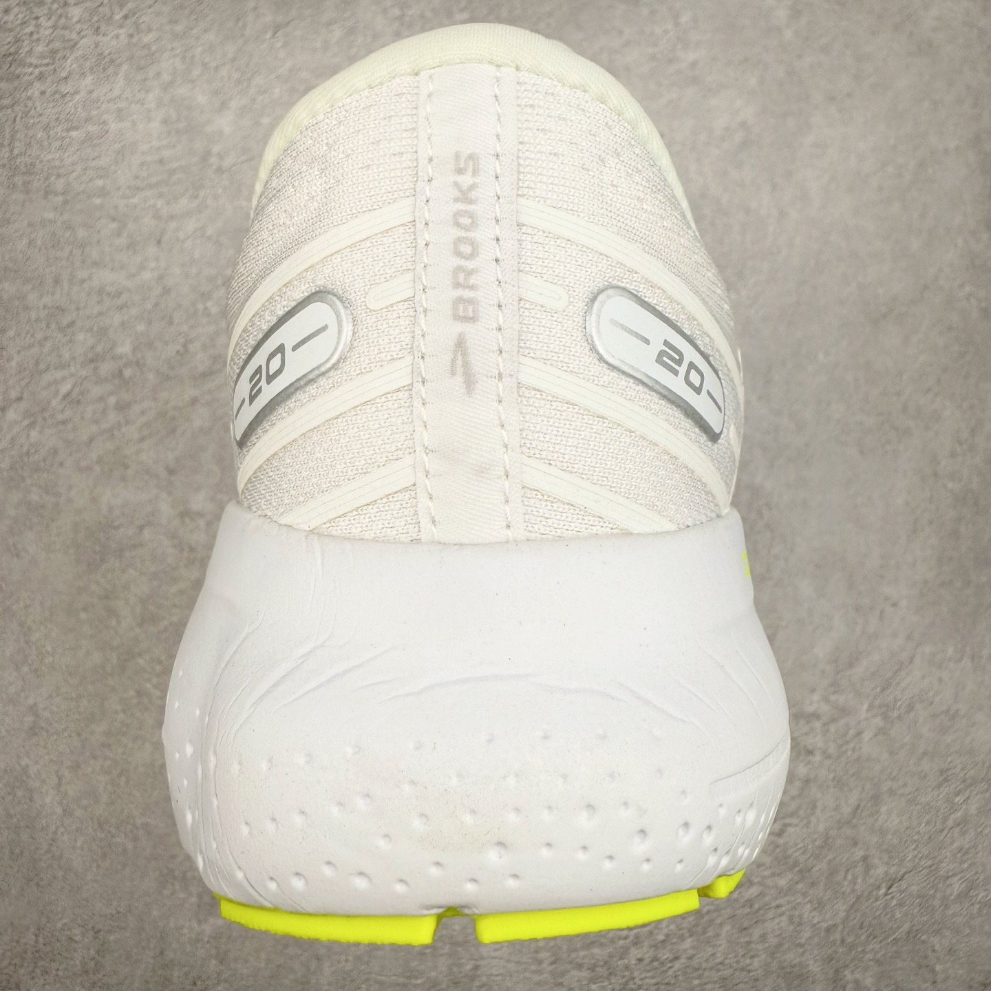 图片[8]-Brooks布鲁克斯 Glycerin 2.0 系带防滑耐磨低帮长跑跑步鞋 Brooks 四大跑鞋之一 百年品牌 跑鞋从外形上基本就能判断这是一款速度跑鞋 简洁干练的外形结构和极强的运动流线型看着非常有速度感 上脚的第一感觉是非常轻 美码9码的鞋单只206g不到 从个人偏好来说 200g左右的竞速鞋最具安全感 鞋面采用单层网布 很薄 前掌使用了大量开放式网眼 排气直接快速 透气性上乘 鞋舌也是轻量化设计 仅为一层麂皮 和脚背完美贴合 鞋舌中央有个防偏穿孔 从实际穿着来看 通常鞋舌都是外偏 如果是防偏穿孔位于中心 防偏效果其实并不十分有效 如果采用趋外侧的偏心设计更有效 鞋帮泡棉填充量不大 但非常紧凑 贴合舒适 包裹稳固 内置硬质TPU保证必要的稳定性 跑鞋中底采用的是DNA FLASH科技材料 DNA FLASH中底科技 是Brooks第一款将氮气注入中底的创新科技 主要原理是借助“超临界流体”发泡技术 将液态氮稳定的转化为气态氮 并使其均匀地形成无数紧密贴合的密闭式气囊结构 尺码：36 36.5 37.5 38 38.5 39 40 40.5 41 42 42.5 43 44 44.5 45 46-选品中心