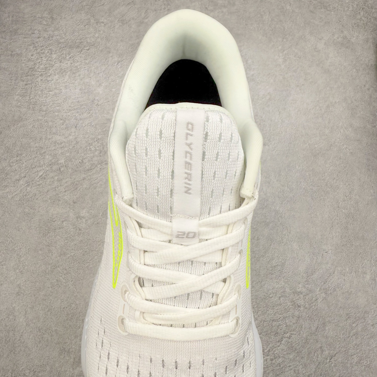 图片[5]-Brooks布鲁克斯 Glycerin 2.0 系带防滑耐磨低帮长跑跑步鞋 Brooks 四大跑鞋之一 百年品牌 跑鞋从外形上基本就能判断这是一款速度跑鞋 简洁干练的外形结构和极强的运动流线型看着非常有速度感 上脚的第一感觉是非常轻 美码9码的鞋单只206g不到 从个人偏好来说 200g左右的竞速鞋最具安全感 鞋面采用单层网布 很薄 前掌使用了大量开放式网眼 排气直接快速 透气性上乘 鞋舌也是轻量化设计 仅为一层麂皮 和脚背完美贴合 鞋舌中央有个防偏穿孔 从实际穿着来看 通常鞋舌都是外偏 如果是防偏穿孔位于中心 防偏效果其实并不十分有效 如果采用趋外侧的偏心设计更有效 鞋帮泡棉填充量不大 但非常紧凑 贴合舒适 包裹稳固 内置硬质TPU保证必要的稳定性 跑鞋中底采用的是DNA FLASH科技材料 DNA FLASH中底科技 是Brooks第一款将氮气注入中底的创新科技 主要原理是借助“超临界流体”发泡技术 将液态氮稳定的转化为气态氮 并使其均匀地形成无数紧密贴合的密闭式气囊结构 尺码：36 36.5 37.5 38 38.5 39 40 40.5 41 42 42.5 43 44 44.5 45 46-选品中心