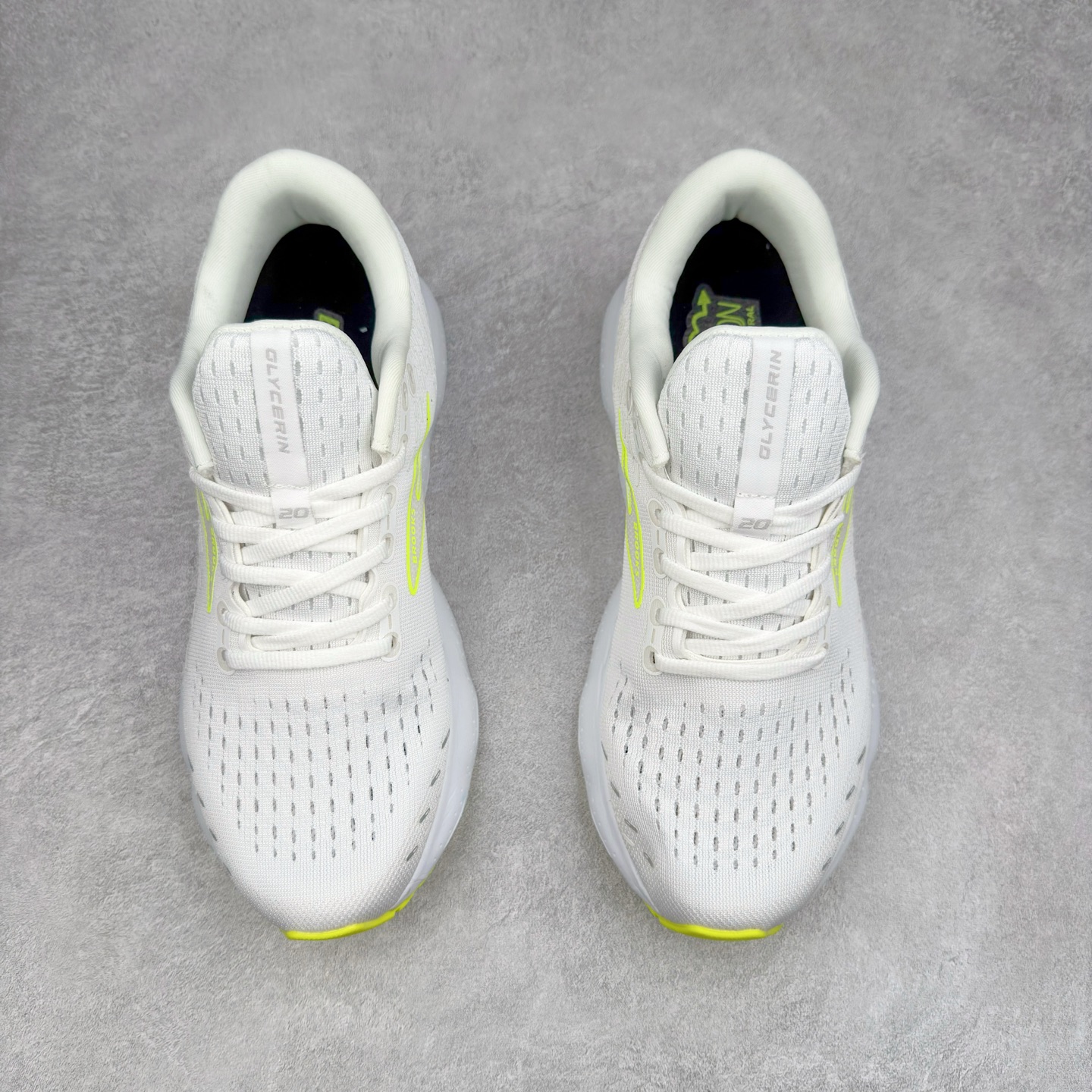 图片[2]-Brooks布鲁克斯 Glycerin 2.0 系带防滑耐磨低帮长跑跑步鞋 Brooks 四大跑鞋之一 百年品牌 跑鞋从外形上基本就能判断这是一款速度跑鞋 简洁干练的外形结构和极强的运动流线型看着非常有速度感 上脚的第一感觉是非常轻 美码9码的鞋单只206g不到 从个人偏好来说 200g左右的竞速鞋最具安全感 鞋面采用单层网布 很薄 前掌使用了大量开放式网眼 排气直接快速 透气性上乘 鞋舌也是轻量化设计 仅为一层麂皮 和脚背完美贴合 鞋舌中央有个防偏穿孔 从实际穿着来看 通常鞋舌都是外偏 如果是防偏穿孔位于中心 防偏效果其实并不十分有效 如果采用趋外侧的偏心设计更有效 鞋帮泡棉填充量不大 但非常紧凑 贴合舒适 包裹稳固 内置硬质TPU保证必要的稳定性 跑鞋中底采用的是DNA FLASH科技材料 DNA FLASH中底科技 是Brooks第一款将氮气注入中底的创新科技 主要原理是借助“超临界流体”发泡技术 将液态氮稳定的转化为气态氮 并使其均匀地形成无数紧密贴合的密闭式气囊结构 尺码：36 36.5 37.5 38 38.5 39 40 40.5 41 42 42.5 43 44 44.5 45 46-选品中心