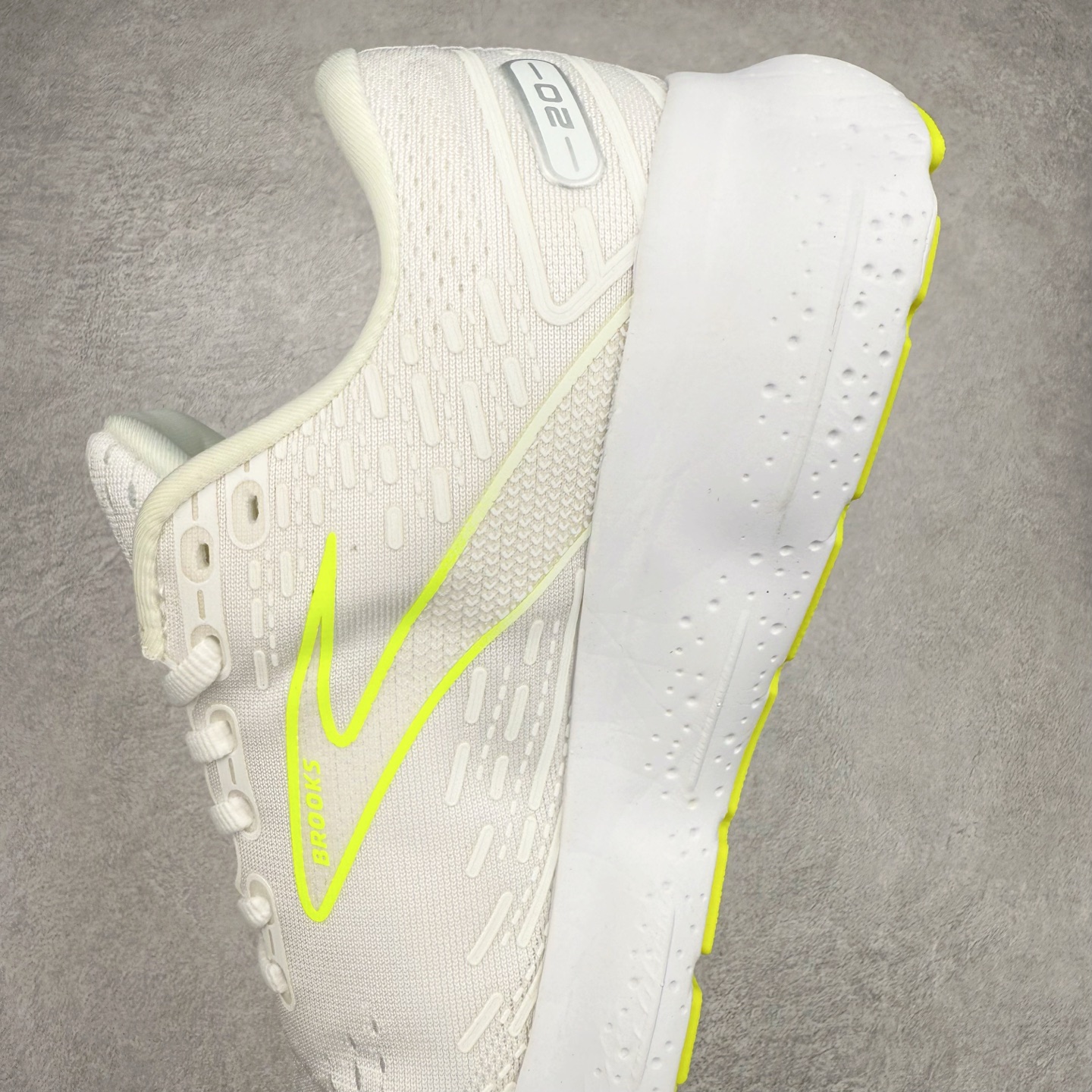 图片[7]-Brooks布鲁克斯 Glycerin 2.0 系带防滑耐磨低帮长跑跑步鞋 Brooks 四大跑鞋之一 百年品牌 跑鞋从外形上基本就能判断这是一款速度跑鞋 简洁干练的外形结构和极强的运动流线型看着非常有速度感 上脚的第一感觉是非常轻 美码9码的鞋单只206g不到 从个人偏好来说 200g左右的竞速鞋最具安全感 鞋面采用单层网布 很薄 前掌使用了大量开放式网眼 排气直接快速 透气性上乘 鞋舌也是轻量化设计 仅为一层麂皮 和脚背完美贴合 鞋舌中央有个防偏穿孔 从实际穿着来看 通常鞋舌都是外偏 如果是防偏穿孔位于中心 防偏效果其实并不十分有效 如果采用趋外侧的偏心设计更有效 鞋帮泡棉填充量不大 但非常紧凑 贴合舒适 包裹稳固 内置硬质TPU保证必要的稳定性 跑鞋中底采用的是DNA FLASH科技材料 DNA FLASH中底科技 是Brooks第一款将氮气注入中底的创新科技 主要原理是借助“超临界流体”发泡技术 将液态氮稳定的转化为气态氮 并使其均匀地形成无数紧密贴合的密闭式气囊结构 尺码：36 36.5 37.5 38 38.5 39 40 40.5 41 42 42.5 43 44 44.5 45 46-选品中心