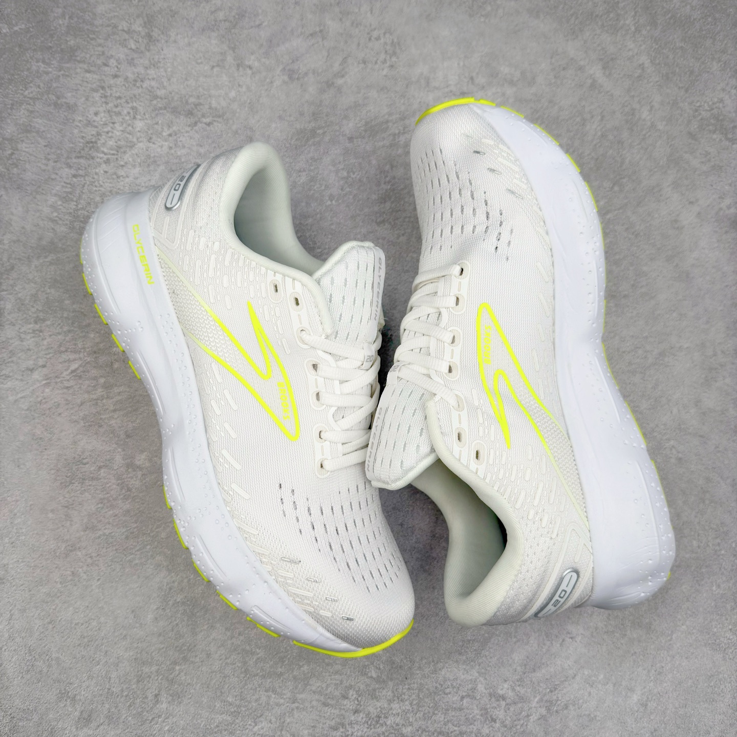 图片[3]-Brooks布鲁克斯 Glycerin 2.0 系带防滑耐磨低帮长跑跑步鞋 Brooks 四大跑鞋之一 百年品牌 跑鞋从外形上基本就能判断这是一款速度跑鞋 简洁干练的外形结构和极强的运动流线型看着非常有速度感 上脚的第一感觉是非常轻 美码9码的鞋单只206g不到 从个人偏好来说 200g左右的竞速鞋最具安全感 鞋面采用单层网布 很薄 前掌使用了大量开放式网眼 排气直接快速 透气性上乘 鞋舌也是轻量化设计 仅为一层麂皮 和脚背完美贴合 鞋舌中央有个防偏穿孔 从实际穿着来看 通常鞋舌都是外偏 如果是防偏穿孔位于中心 防偏效果其实并不十分有效 如果采用趋外侧的偏心设计更有效 鞋帮泡棉填充量不大 但非常紧凑 贴合舒适 包裹稳固 内置硬质TPU保证必要的稳定性 跑鞋中底采用的是DNA FLASH科技材料 DNA FLASH中底科技 是Brooks第一款将氮气注入中底的创新科技 主要原理是借助“超临界流体”发泡技术 将液态氮稳定的转化为气态氮 并使其均匀地形成无数紧密贴合的密闭式气囊结构 尺码：36 36.5 37.5 38 38.5 39 40 40.5 41 42 42.5 43 44 44.5 45 46-选品中心