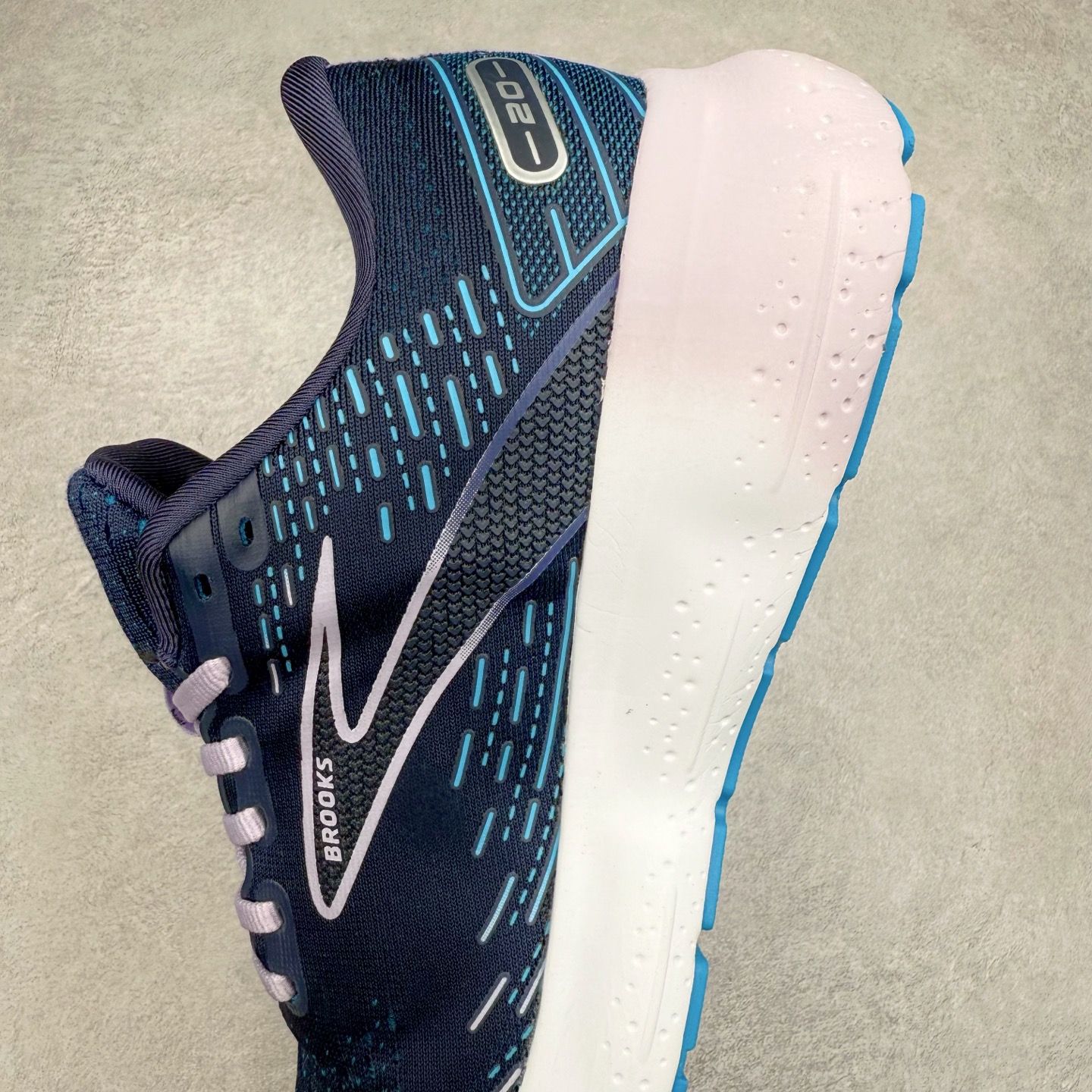 图片[7]-Brooks布鲁克斯 Glycerin 2.0 系带防滑耐磨低帮长跑跑步鞋 Brooks 四大跑鞋之一 百年品牌 跑鞋从外形上基本就能判断这是一款速度跑鞋 简洁干练的外形结构和极强的运动流线型看着非常有速度感 上脚的第一感觉是非常轻 美码9码的鞋单只206g不到 从个人偏好来说 200g左右的竞速鞋最具安全感 鞋面采用单层网布 很薄 前掌使用了大量开放式网眼 排气直接快速 透气性上乘 鞋舌也是轻量化设计 仅为一层麂皮 和脚背完美贴合 鞋舌中央有个防偏穿孔 从实际穿着来看 通常鞋舌都是外偏 如果是防偏穿孔位于中心 防偏效果其实并不十分有效 如果采用趋外侧的偏心设计更有效 鞋帮泡棉填充量不大 但非常紧凑 贴合舒适 包裹稳固 内置硬质TPU保证必要的稳定性 跑鞋中底采用的是DNA FLASH科技材料 DNA FLASH中底科技 是Brooks第一款将氮气注入中底的创新科技 主要原理是借助“超临界流体”发泡技术 将液态氮稳定的转化为气态氮 并使其均匀地形成无数紧密贴合的密闭式气囊结构 尺码：36 36.5 37.5 38 38.5 39 40 40.5 41 42 42.5 43 44 44.5 45 46-选品中心