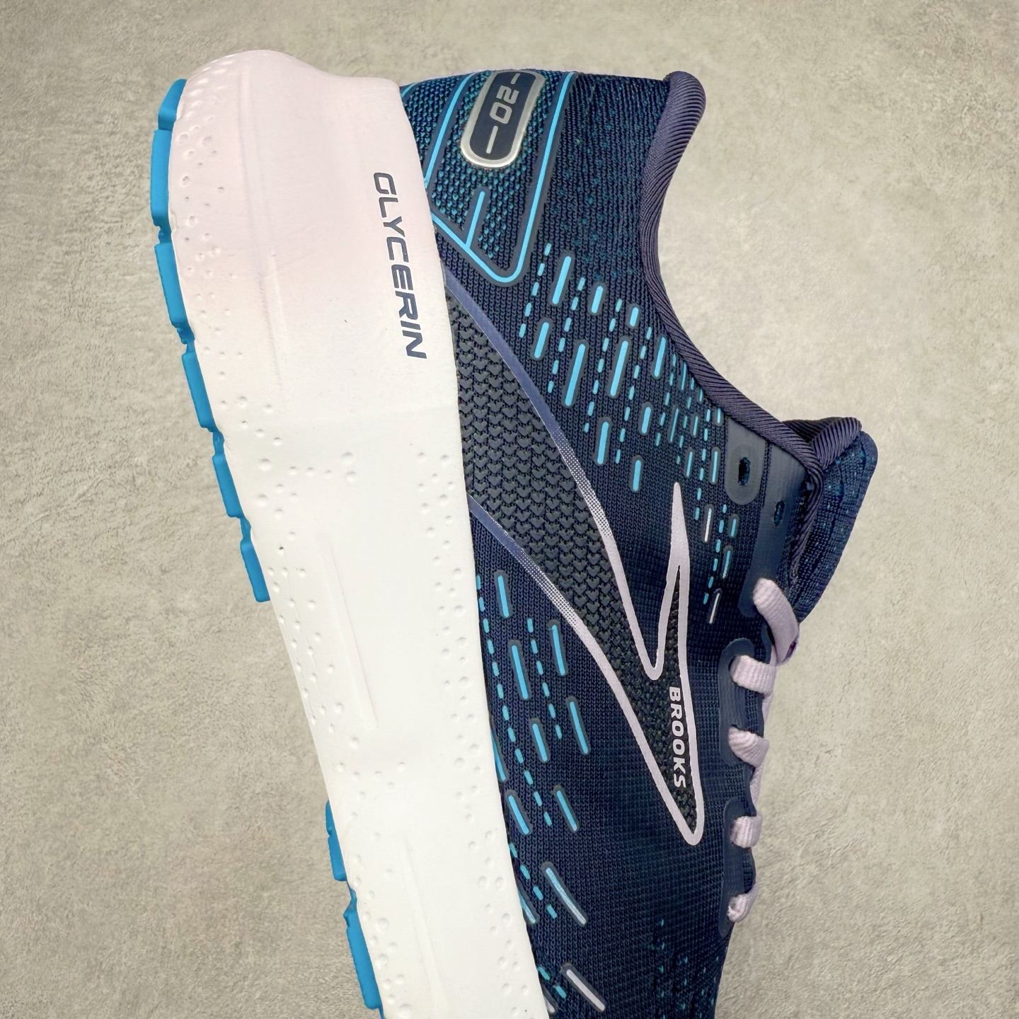 图片[6]-Brooks布鲁克斯 Glycerin 2.0 系带防滑耐磨低帮长跑跑步鞋 Brooks 四大跑鞋之一 百年品牌 跑鞋从外形上基本就能判断这是一款速度跑鞋 简洁干练的外形结构和极强的运动流线型看着非常有速度感 上脚的第一感觉是非常轻 美码9码的鞋单只206g不到 从个人偏好来说 200g左右的竞速鞋最具安全感 鞋面采用单层网布 很薄 前掌使用了大量开放式网眼 排气直接快速 透气性上乘 鞋舌也是轻量化设计 仅为一层麂皮 和脚背完美贴合 鞋舌中央有个防偏穿孔 从实际穿着来看 通常鞋舌都是外偏 如果是防偏穿孔位于中心 防偏效果其实并不十分有效 如果采用趋外侧的偏心设计更有效 鞋帮泡棉填充量不大 但非常紧凑 贴合舒适 包裹稳固 内置硬质TPU保证必要的稳定性 跑鞋中底采用的是DNA FLASH科技材料 DNA FLASH中底科技 是Brooks第一款将氮气注入中底的创新科技 主要原理是借助“超临界流体”发泡技术 将液态氮稳定的转化为气态氮 并使其均匀地形成无数紧密贴合的密闭式气囊结构 尺码：36 36.5 37.5 38 38.5 39 40 40.5 41 42 42.5 43 44 44.5 45 46-选品中心