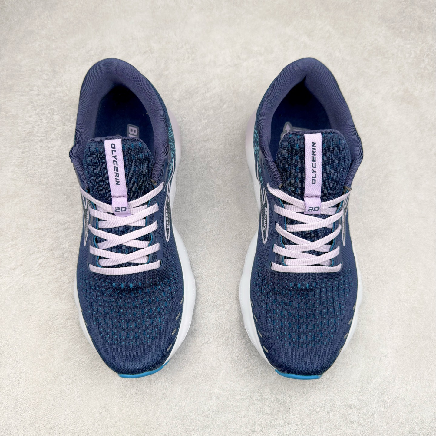 图片[2]-Brooks布鲁克斯 Glycerin 2.0 系带防滑耐磨低帮长跑跑步鞋 Brooks 四大跑鞋之一 百年品牌 跑鞋从外形上基本就能判断这是一款速度跑鞋 简洁干练的外形结构和极强的运动流线型看着非常有速度感 上脚的第一感觉是非常轻 美码9码的鞋单只206g不到 从个人偏好来说 200g左右的竞速鞋最具安全感 鞋面采用单层网布 很薄 前掌使用了大量开放式网眼 排气直接快速 透气性上乘 鞋舌也是轻量化设计 仅为一层麂皮 和脚背完美贴合 鞋舌中央有个防偏穿孔 从实际穿着来看 通常鞋舌都是外偏 如果是防偏穿孔位于中心 防偏效果其实并不十分有效 如果采用趋外侧的偏心设计更有效 鞋帮泡棉填充量不大 但非常紧凑 贴合舒适 包裹稳固 内置硬质TPU保证必要的稳定性 跑鞋中底采用的是DNA FLASH科技材料 DNA FLASH中底科技 是Brooks第一款将氮气注入中底的创新科技 主要原理是借助“超临界流体”发泡技术 将液态氮稳定的转化为气态氮 并使其均匀地形成无数紧密贴合的密闭式气囊结构 尺码：36 36.5 37.5 38 38.5 39 40 40.5 41 42 42.5 43 44 44.5 45 46-选品中心