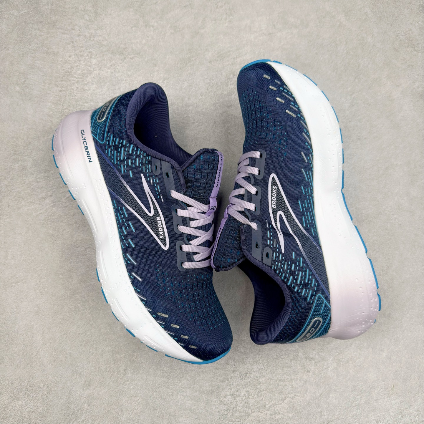 图片[3]-Brooks布鲁克斯 Glycerin 2.0 系带防滑耐磨低帮长跑跑步鞋 Brooks 四大跑鞋之一 百年品牌 跑鞋从外形上基本就能判断这是一款速度跑鞋 简洁干练的外形结构和极强的运动流线型看着非常有速度感 上脚的第一感觉是非常轻 美码9码的鞋单只206g不到 从个人偏好来说 200g左右的竞速鞋最具安全感 鞋面采用单层网布 很薄 前掌使用了大量开放式网眼 排气直接快速 透气性上乘 鞋舌也是轻量化设计 仅为一层麂皮 和脚背完美贴合 鞋舌中央有个防偏穿孔 从实际穿着来看 通常鞋舌都是外偏 如果是防偏穿孔位于中心 防偏效果其实并不十分有效 如果采用趋外侧的偏心设计更有效 鞋帮泡棉填充量不大 但非常紧凑 贴合舒适 包裹稳固 内置硬质TPU保证必要的稳定性 跑鞋中底采用的是DNA FLASH科技材料 DNA FLASH中底科技 是Brooks第一款将氮气注入中底的创新科技 主要原理是借助“超临界流体”发泡技术 将液态氮稳定的转化为气态氮 并使其均匀地形成无数紧密贴合的密闭式气囊结构 尺码：36 36.5 37.5 38 38.5 39 40 40.5 41 42 42.5 43 44 44.5 45 46-选品中心