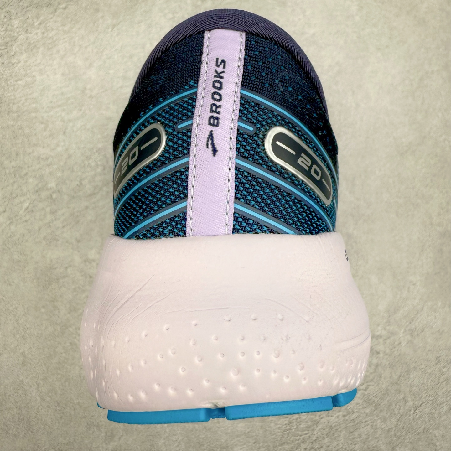 图片[8]-Brooks布鲁克斯 Glycerin 2.0 系带防滑耐磨低帮长跑跑步鞋 Brooks 四大跑鞋之一 百年品牌 跑鞋从外形上基本就能判断这是一款速度跑鞋 简洁干练的外形结构和极强的运动流线型看着非常有速度感 上脚的第一感觉是非常轻 美码9码的鞋单只206g不到 从个人偏好来说 200g左右的竞速鞋最具安全感 鞋面采用单层网布 很薄 前掌使用了大量开放式网眼 排气直接快速 透气性上乘 鞋舌也是轻量化设计 仅为一层麂皮 和脚背完美贴合 鞋舌中央有个防偏穿孔 从实际穿着来看 通常鞋舌都是外偏 如果是防偏穿孔位于中心 防偏效果其实并不十分有效 如果采用趋外侧的偏心设计更有效 鞋帮泡棉填充量不大 但非常紧凑 贴合舒适 包裹稳固 内置硬质TPU保证必要的稳定性 跑鞋中底采用的是DNA FLASH科技材料 DNA FLASH中底科技 是Brooks第一款将氮气注入中底的创新科技 主要原理是借助“超临界流体”发泡技术 将液态氮稳定的转化为气态氮 并使其均匀地形成无数紧密贴合的密闭式气囊结构 尺码：36 36.5 37.5 38 38.5 39 40 40.5 41 42 42.5 43 44 44.5 45 46-选品中心