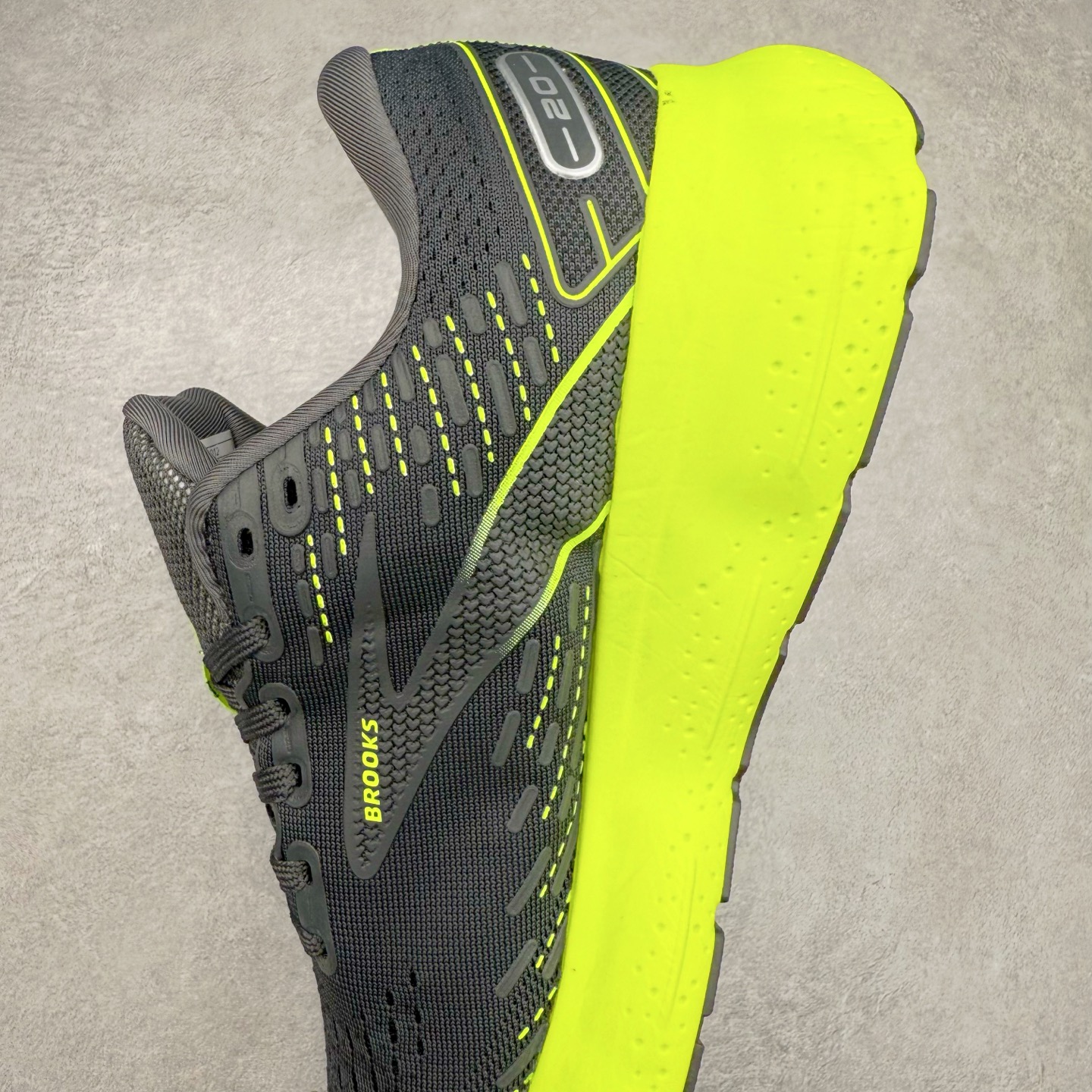 图片[7]-Brooks布鲁克斯 Glycerin 2.0 系带防滑耐磨低帮长跑跑步鞋 Brooks 四大跑鞋之一 百年品牌 跑鞋从外形上基本就能判断这是一款速度跑鞋 简洁干练的外形结构和极强的运动流线型看着非常有速度感 上脚的第一感觉是非常轻 美码9码的鞋单只206g不到 从个人偏好来说 200g左右的竞速鞋最具安全感 鞋面采用单层网布 很薄 前掌使用了大量开放式网眼 排气直接快速 透气性上乘 鞋舌也是轻量化设计 仅为一层麂皮 和脚背完美贴合 鞋舌中央有个防偏穿孔 从实际穿着来看 通常鞋舌都是外偏 如果是防偏穿孔位于中心 防偏效果其实并不十分有效 如果采用趋外侧的偏心设计更有效 鞋帮泡棉填充量不大 但非常紧凑 贴合舒适 包裹稳固 内置硬质TPU保证必要的稳定性 跑鞋中底采用的是DNA FLASH科技材料 DNA FLASH中底科技 是Brooks第一款将氮气注入中底的创新科技 主要原理是借助“超临界流体”发泡技术 将液态氮稳定的转化为气态氮 并使其均匀地形成无数紧密贴合的密闭式气囊结构 尺码：36 36.5 37.5 38 38.5 39 40 40.5 41 42 42.5 43 44 44.5 45 46-选品中心