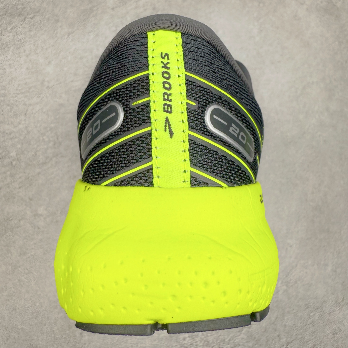 图片[8]-Brooks布鲁克斯 Glycerin 2.0 系带防滑耐磨低帮长跑跑步鞋 Brooks 四大跑鞋之一 百年品牌 跑鞋从外形上基本就能判断这是一款速度跑鞋 简洁干练的外形结构和极强的运动流线型看着非常有速度感 上脚的第一感觉是非常轻 美码9码的鞋单只206g不到 从个人偏好来说 200g左右的竞速鞋最具安全感 鞋面采用单层网布 很薄 前掌使用了大量开放式网眼 排气直接快速 透气性上乘 鞋舌也是轻量化设计 仅为一层麂皮 和脚背完美贴合 鞋舌中央有个防偏穿孔 从实际穿着来看 通常鞋舌都是外偏 如果是防偏穿孔位于中心 防偏效果其实并不十分有效 如果采用趋外侧的偏心设计更有效 鞋帮泡棉填充量不大 但非常紧凑 贴合舒适 包裹稳固 内置硬质TPU保证必要的稳定性 跑鞋中底采用的是DNA FLASH科技材料 DNA FLASH中底科技 是Brooks第一款将氮气注入中底的创新科技 主要原理是借助“超临界流体”发泡技术 将液态氮稳定的转化为气态氮 并使其均匀地形成无数紧密贴合的密闭式气囊结构 尺码：36 36.5 37.5 38 38.5 39 40 40.5 41 42 42.5 43 44 44.5 45 46-选品中心