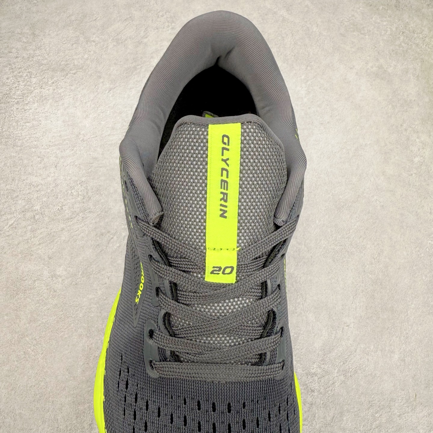 图片[5]-Brooks布鲁克斯 Glycerin 2.0 系带防滑耐磨低帮长跑跑步鞋 Brooks 四大跑鞋之一 百年品牌 跑鞋从外形上基本就能判断这是一款速度跑鞋 简洁干练的外形结构和极强的运动流线型看着非常有速度感 上脚的第一感觉是非常轻 美码9码的鞋单只206g不到 从个人偏好来说 200g左右的竞速鞋最具安全感 鞋面采用单层网布 很薄 前掌使用了大量开放式网眼 排气直接快速 透气性上乘 鞋舌也是轻量化设计 仅为一层麂皮 和脚背完美贴合 鞋舌中央有个防偏穿孔 从实际穿着来看 通常鞋舌都是外偏 如果是防偏穿孔位于中心 防偏效果其实并不十分有效 如果采用趋外侧的偏心设计更有效 鞋帮泡棉填充量不大 但非常紧凑 贴合舒适 包裹稳固 内置硬质TPU保证必要的稳定性 跑鞋中底采用的是DNA FLASH科技材料 DNA FLASH中底科技 是Brooks第一款将氮气注入中底的创新科技 主要原理是借助“超临界流体”发泡技术 将液态氮稳定的转化为气态氮 并使其均匀地形成无数紧密贴合的密闭式气囊结构 尺码：36 36.5 37.5 38 38.5 39 40 40.5 41 42 42.5 43 44 44.5 45 46-选品中心
