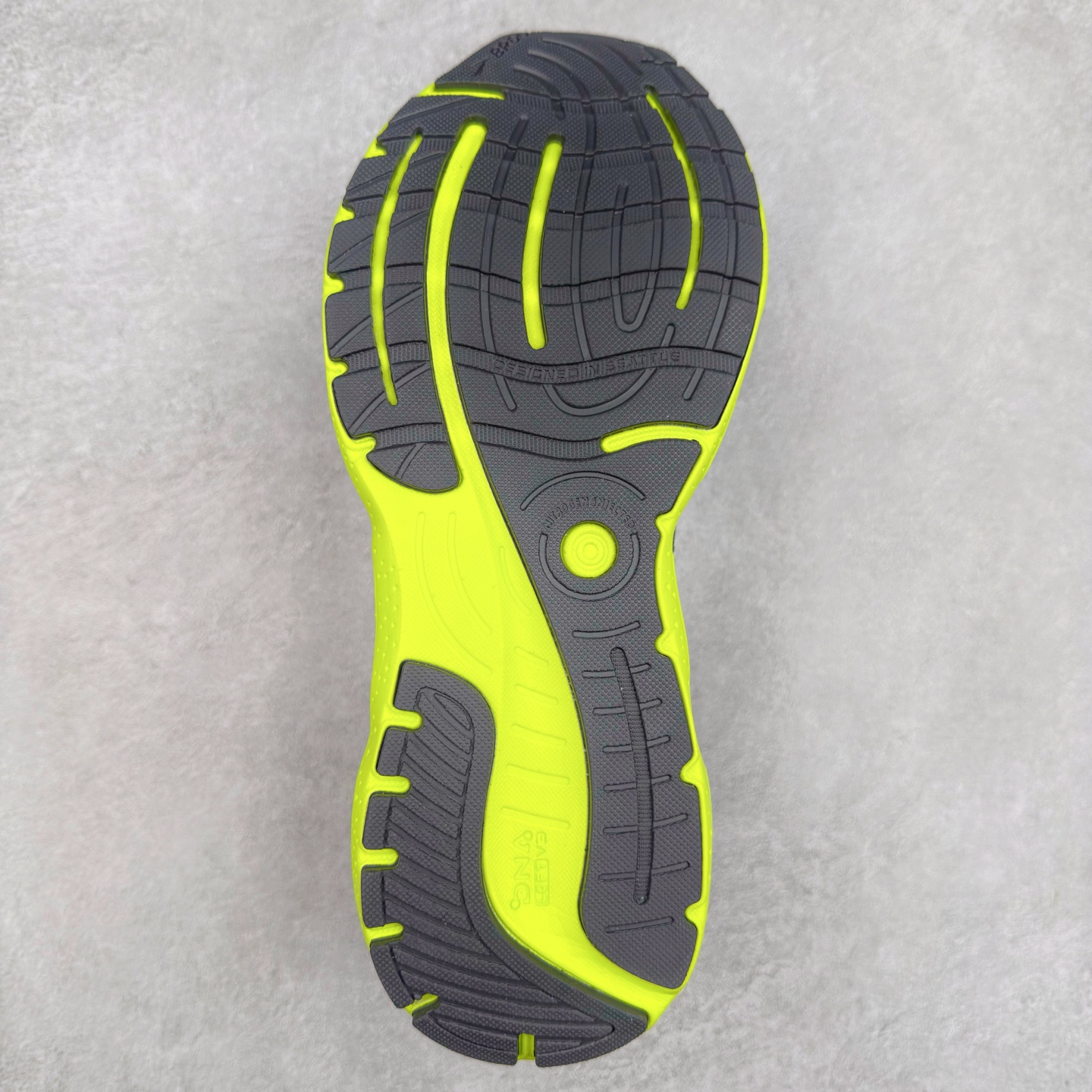 图片[9]-Brooks布鲁克斯 Glycerin 2.0 系带防滑耐磨低帮长跑跑步鞋 Brooks 四大跑鞋之一 百年品牌 跑鞋从外形上基本就能判断这是一款速度跑鞋 简洁干练的外形结构和极强的运动流线型看着非常有速度感 上脚的第一感觉是非常轻 美码9码的鞋单只206g不到 从个人偏好来说 200g左右的竞速鞋最具安全感 鞋面采用单层网布 很薄 前掌使用了大量开放式网眼 排气直接快速 透气性上乘 鞋舌也是轻量化设计 仅为一层麂皮 和脚背完美贴合 鞋舌中央有个防偏穿孔 从实际穿着来看 通常鞋舌都是外偏 如果是防偏穿孔位于中心 防偏效果其实并不十分有效 如果采用趋外侧的偏心设计更有效 鞋帮泡棉填充量不大 但非常紧凑 贴合舒适 包裹稳固 内置硬质TPU保证必要的稳定性 跑鞋中底采用的是DNA FLASH科技材料 DNA FLASH中底科技 是Brooks第一款将氮气注入中底的创新科技 主要原理是借助“超临界流体”发泡技术 将液态氮稳定的转化为气态氮 并使其均匀地形成无数紧密贴合的密闭式气囊结构 尺码：36 36.5 37.5 38 38.5 39 40 40.5 41 42 42.5 43 44 44.5 45 46-选品中心