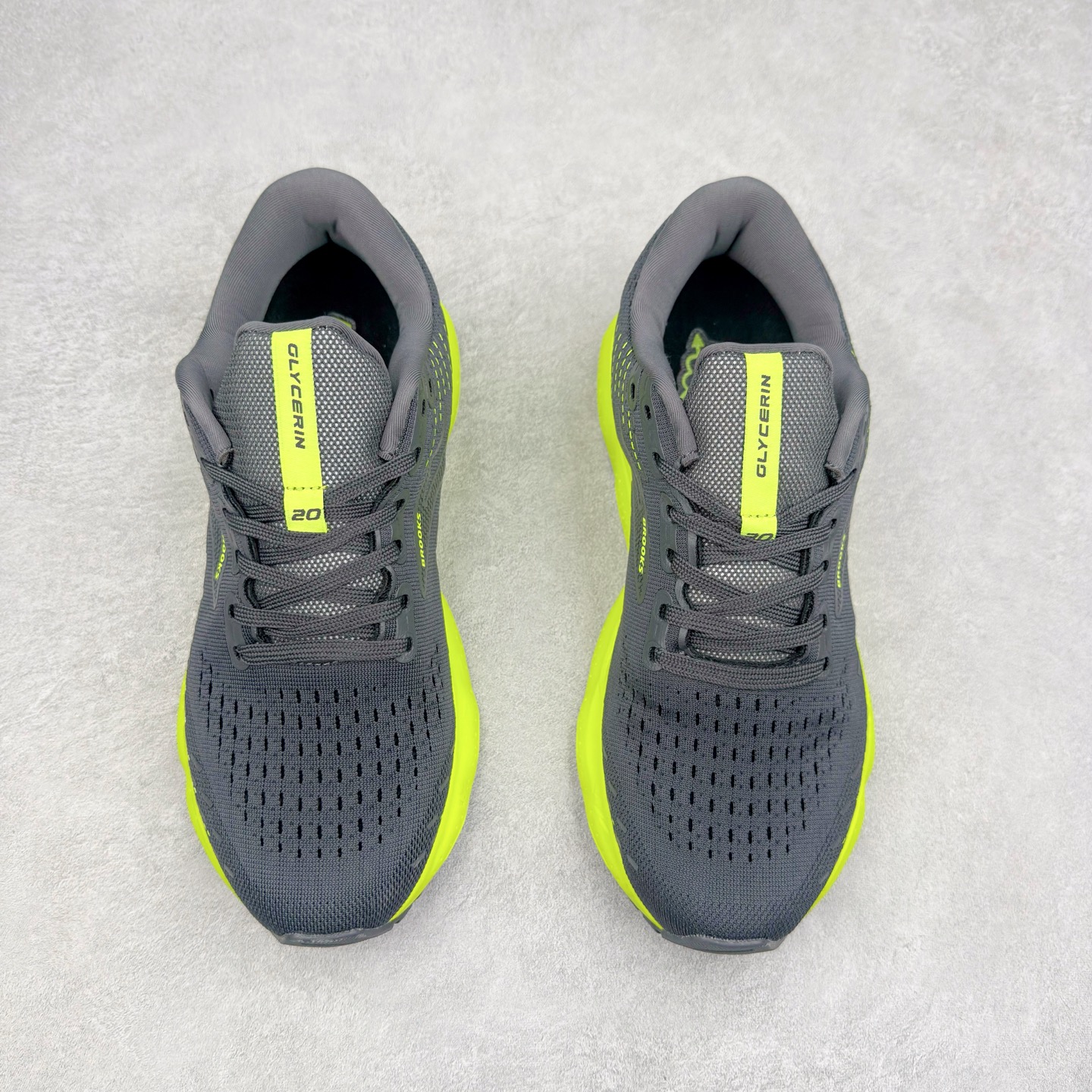 图片[2]-Brooks布鲁克斯 Glycerin 2.0 系带防滑耐磨低帮长跑跑步鞋 Brooks 四大跑鞋之一 百年品牌 跑鞋从外形上基本就能判断这是一款速度跑鞋 简洁干练的外形结构和极强的运动流线型看着非常有速度感 上脚的第一感觉是非常轻 美码9码的鞋单只206g不到 从个人偏好来说 200g左右的竞速鞋最具安全感 鞋面采用单层网布 很薄 前掌使用了大量开放式网眼 排气直接快速 透气性上乘 鞋舌也是轻量化设计 仅为一层麂皮 和脚背完美贴合 鞋舌中央有个防偏穿孔 从实际穿着来看 通常鞋舌都是外偏 如果是防偏穿孔位于中心 防偏效果其实并不十分有效 如果采用趋外侧的偏心设计更有效 鞋帮泡棉填充量不大 但非常紧凑 贴合舒适 包裹稳固 内置硬质TPU保证必要的稳定性 跑鞋中底采用的是DNA FLASH科技材料 DNA FLASH中底科技 是Brooks第一款将氮气注入中底的创新科技 主要原理是借助“超临界流体”发泡技术 将液态氮稳定的转化为气态氮 并使其均匀地形成无数紧密贴合的密闭式气囊结构 尺码：36 36.5 37.5 38 38.5 39 40 40.5 41 42 42.5 43 44 44.5 45 46-选品中心