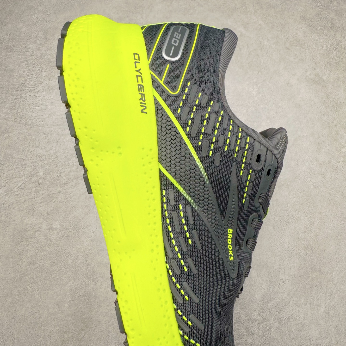 图片[6]-Brooks布鲁克斯 Glycerin 2.0 系带防滑耐磨低帮长跑跑步鞋 Brooks 四大跑鞋之一 百年品牌 跑鞋从外形上基本就能判断这是一款速度跑鞋 简洁干练的外形结构和极强的运动流线型看着非常有速度感 上脚的第一感觉是非常轻 美码9码的鞋单只206g不到 从个人偏好来说 200g左右的竞速鞋最具安全感 鞋面采用单层网布 很薄 前掌使用了大量开放式网眼 排气直接快速 透气性上乘 鞋舌也是轻量化设计 仅为一层麂皮 和脚背完美贴合 鞋舌中央有个防偏穿孔 从实际穿着来看 通常鞋舌都是外偏 如果是防偏穿孔位于中心 防偏效果其实并不十分有效 如果采用趋外侧的偏心设计更有效 鞋帮泡棉填充量不大 但非常紧凑 贴合舒适 包裹稳固 内置硬质TPU保证必要的稳定性 跑鞋中底采用的是DNA FLASH科技材料 DNA FLASH中底科技 是Brooks第一款将氮气注入中底的创新科技 主要原理是借助“超临界流体”发泡技术 将液态氮稳定的转化为气态氮 并使其均匀地形成无数紧密贴合的密闭式气囊结构 尺码：36 36.5 37.5 38 38.5 39 40 40.5 41 42 42.5 43 44 44.5 45 46-选品中心