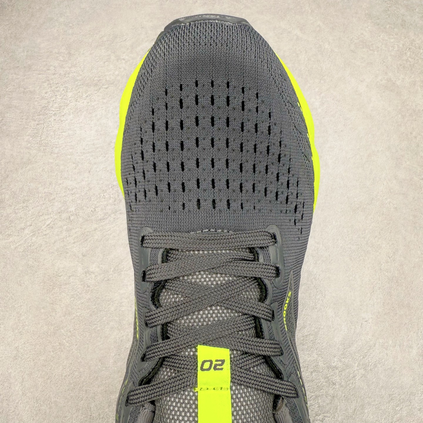 图片[4]-Brooks布鲁克斯 Glycerin 2.0 系带防滑耐磨低帮长跑跑步鞋 Brooks 四大跑鞋之一 百年品牌 跑鞋从外形上基本就能判断这是一款速度跑鞋 简洁干练的外形结构和极强的运动流线型看着非常有速度感 上脚的第一感觉是非常轻 美码9码的鞋单只206g不到 从个人偏好来说 200g左右的竞速鞋最具安全感 鞋面采用单层网布 很薄 前掌使用了大量开放式网眼 排气直接快速 透气性上乘 鞋舌也是轻量化设计 仅为一层麂皮 和脚背完美贴合 鞋舌中央有个防偏穿孔 从实际穿着来看 通常鞋舌都是外偏 如果是防偏穿孔位于中心 防偏效果其实并不十分有效 如果采用趋外侧的偏心设计更有效 鞋帮泡棉填充量不大 但非常紧凑 贴合舒适 包裹稳固 内置硬质TPU保证必要的稳定性 跑鞋中底采用的是DNA FLASH科技材料 DNA FLASH中底科技 是Brooks第一款将氮气注入中底的创新科技 主要原理是借助“超临界流体”发泡技术 将液态氮稳定的转化为气态氮 并使其均匀地形成无数紧密贴合的密闭式气囊结构 尺码：36 36.5 37.5 38 38.5 39 40 40.5 41 42 42.5 43 44 44.5 45 46-选品中心