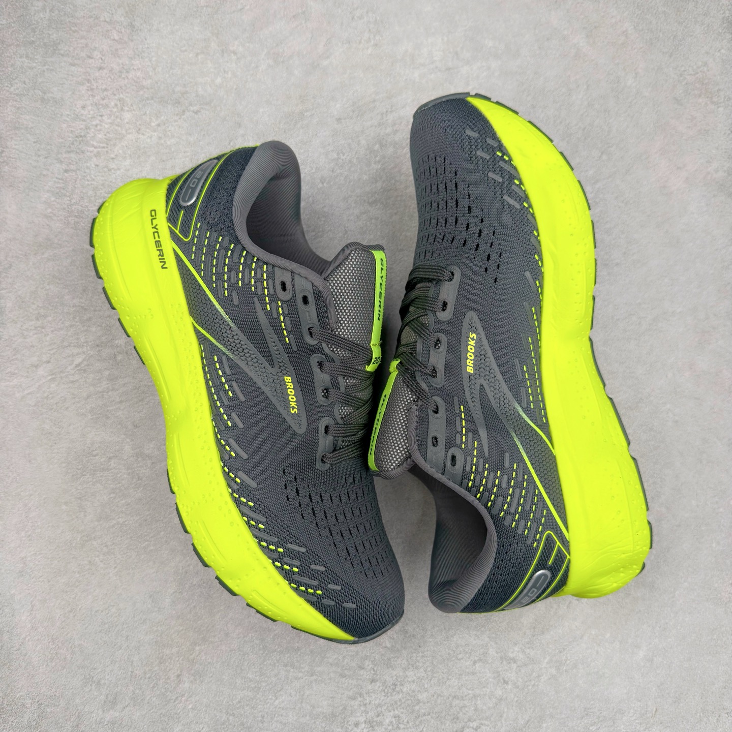 图片[3]-Brooks布鲁克斯 Glycerin 2.0 系带防滑耐磨低帮长跑跑步鞋 Brooks 四大跑鞋之一 百年品牌 跑鞋从外形上基本就能判断这是一款速度跑鞋 简洁干练的外形结构和极强的运动流线型看着非常有速度感 上脚的第一感觉是非常轻 美码9码的鞋单只206g不到 从个人偏好来说 200g左右的竞速鞋最具安全感 鞋面采用单层网布 很薄 前掌使用了大量开放式网眼 排气直接快速 透气性上乘 鞋舌也是轻量化设计 仅为一层麂皮 和脚背完美贴合 鞋舌中央有个防偏穿孔 从实际穿着来看 通常鞋舌都是外偏 如果是防偏穿孔位于中心 防偏效果其实并不十分有效 如果采用趋外侧的偏心设计更有效 鞋帮泡棉填充量不大 但非常紧凑 贴合舒适 包裹稳固 内置硬质TPU保证必要的稳定性 跑鞋中底采用的是DNA FLASH科技材料 DNA FLASH中底科技 是Brooks第一款将氮气注入中底的创新科技 主要原理是借助“超临界流体”发泡技术 将液态氮稳定的转化为气态氮 并使其均匀地形成无数紧密贴合的密闭式气囊结构 尺码：36 36.5 37.5 38 38.5 39 40 40.5 41 42 42.5 43 44 44.5 45 46-选品中心