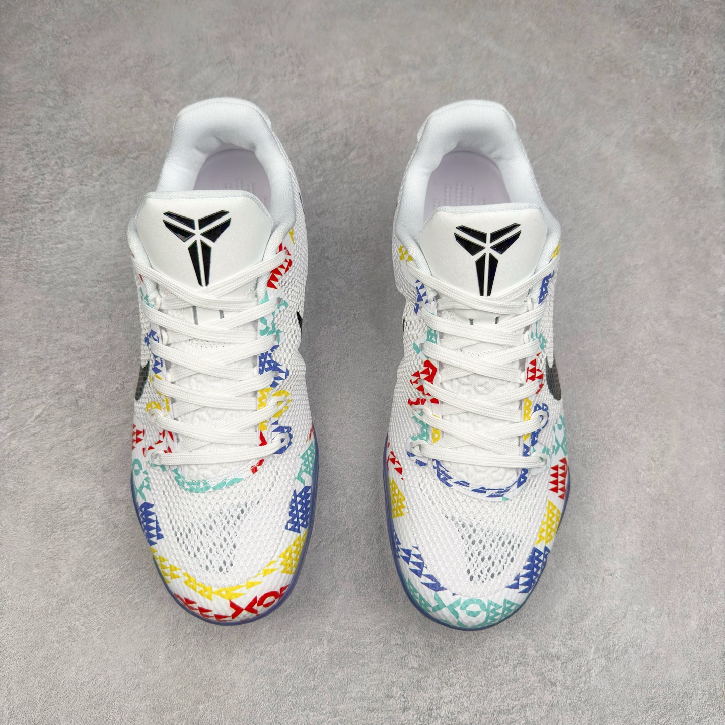 图片[2]-NK Kobe 11 Elite Low 科比11代实战篮球鞋 836183-100 科比退役前的最后一双签名鞋意义重大 Eric Avar这次采用了低帮的鞋身设计 并使用加强版的Flyknit编织面料作为鞋面 更加坚韧牢固 提供更好的保护 中底依日采用了混合缓震的设计 前掌的Lunarlon搭配后掌Zoom Air气垫 确保缓震性能的强劲 尺码：39 40 40.5 41 42 42.5 43 44 44.5 45 46 47.5 48.5-选品中心