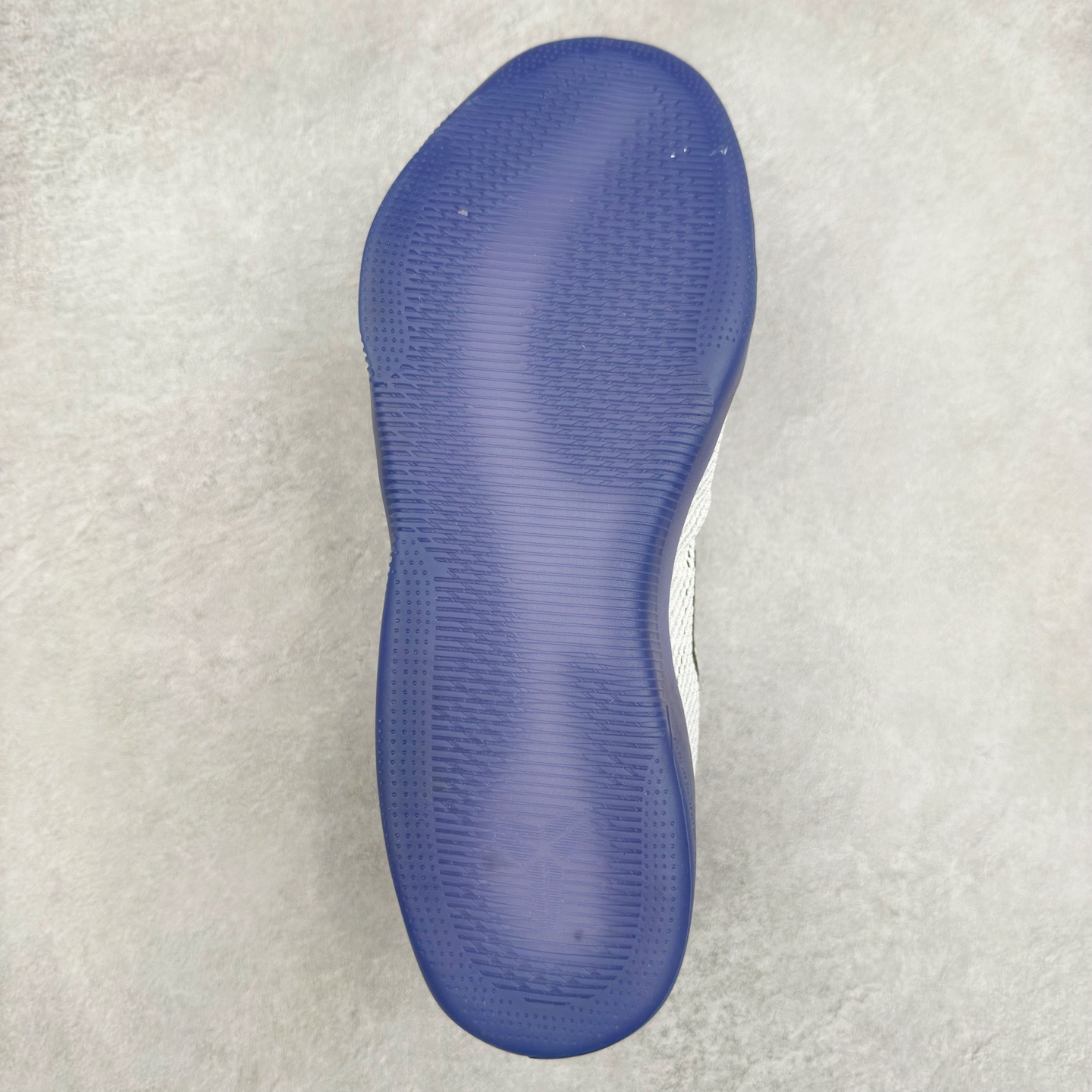 图片[9]-NK Kobe 11 Elite Low 科比11代实战篮球鞋 836183-100 科比退役前的最后一双签名鞋意义重大 Eric Avar这次采用了低帮的鞋身设计 并使用加强版的Flyknit编织面料作为鞋面 更加坚韧牢固 提供更好的保护 中底依日采用了混合缓震的设计 前掌的Lunarlon搭配后掌Zoom Air气垫 确保缓震性能的强劲 尺码：39 40 40.5 41 42 42.5 43 44 44.5 45 46 47.5 48.5-选品中心