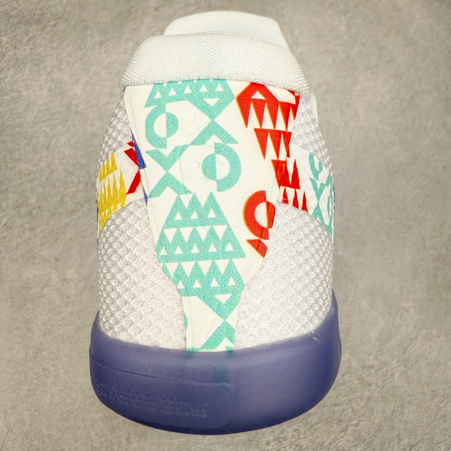 图片[8]-NK Kobe 11 Elite Low 科比11代实战篮球鞋 836183-100 科比退役前的最后一双签名鞋意义重大 Eric Avar这次采用了低帮的鞋身设计 并使用加强版的Flyknit编织面料作为鞋面 更加坚韧牢固 提供更好的保护 中底依日采用了混合缓震的设计 前掌的Lunarlon搭配后掌Zoom Air气垫 确保缓震性能的强劲 尺码：39 40 40.5 41 42 42.5 43 44 44.5 45 46 47.5 48.5-选品中心