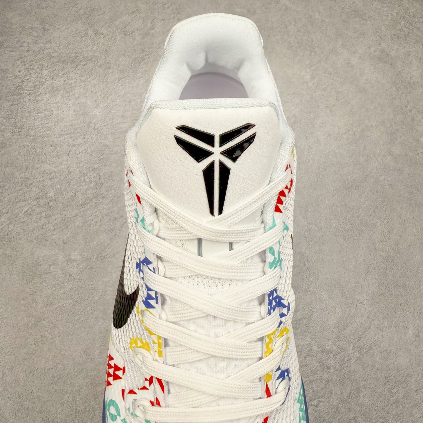 图片[5]-NK Kobe 11 Elite Low 科比11代实战篮球鞋 836183-100 科比退役前的最后一双签名鞋意义重大 Eric Avar这次采用了低帮的鞋身设计 并使用加强版的Flyknit编织面料作为鞋面 更加坚韧牢固 提供更好的保护 中底依日采用了混合缓震的设计 前掌的Lunarlon搭配后掌Zoom Air气垫 确保缓震性能的强劲 尺码：39 40 40.5 41 42 42.5 43 44 44.5 45 46 47.5 48.5-选品中心