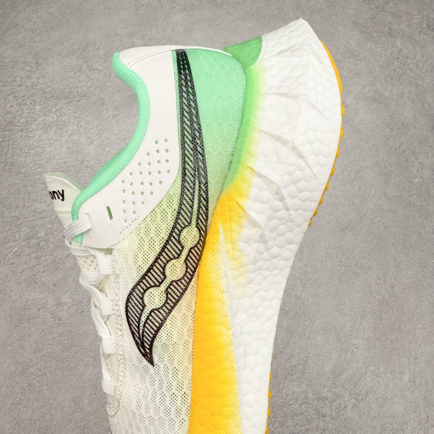 图片[7]-Saucony 索康尼ENDORPHIN Pro 啡速4 男女马拉松运动跑鞋 性能相比前几代再升级：鞋面采用全新升级的工学网设计 贴合脚部更透气 中底部分使用最新的PWRRUN+材质 搭配PWRRUN+鞋垫使中底的大幅加厚 10mm坡差进一步提供缓震、回弹性能 内底则采用了FORMFIT动态适应系统 动态契合脚型 提升包裹性和舒适性 提供更卓越的动态回馈体验 XT-900橡胶大底 可提供良好的抓地力和较强抗磨性能 尺码：36 36.5 37.5 38 38.5 39 40 40.5 41 42 42.5 43 44 44.5 45-选品中心