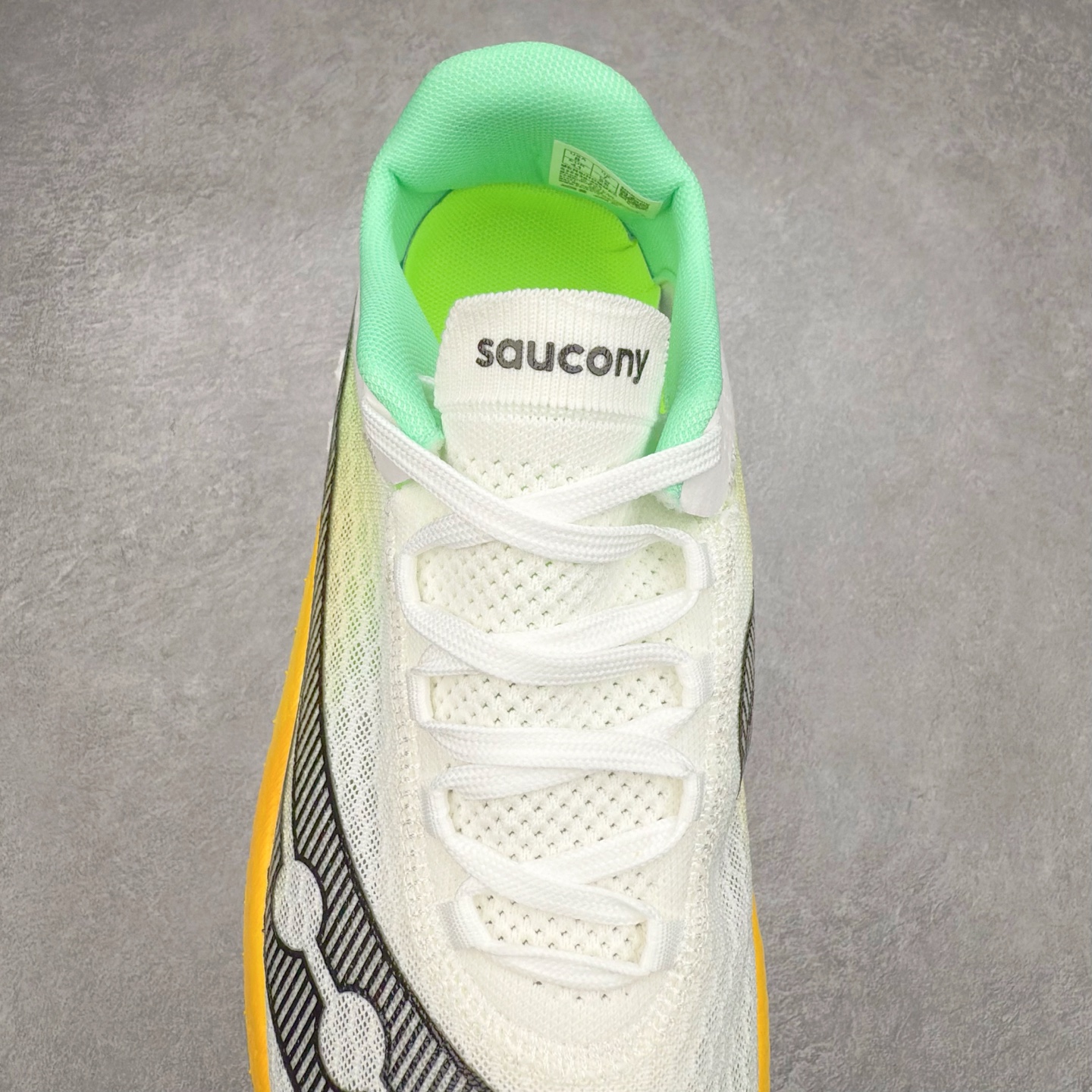 图片[5]-Saucony 索康尼ENDORPHIN Pro 啡速4 男女马拉松运动跑鞋 性能相比前几代再升级：鞋面采用全新升级的工学网设计 贴合脚部更透气 中底部分使用最新的PWRRUN+材质 搭配PWRRUN+鞋垫使中底的大幅加厚 10mm坡差进一步提供缓震、回弹性能 内底则采用了FORMFIT动态适应系统 动态契合脚型 提升包裹性和舒适性 提供更卓越的动态回馈体验 XT-900橡胶大底 可提供良好的抓地力和较强抗磨性能 尺码：36 36.5 37.5 38 38.5 39 40 40.5 41 42 42.5 43 44 44.5 45-选品中心