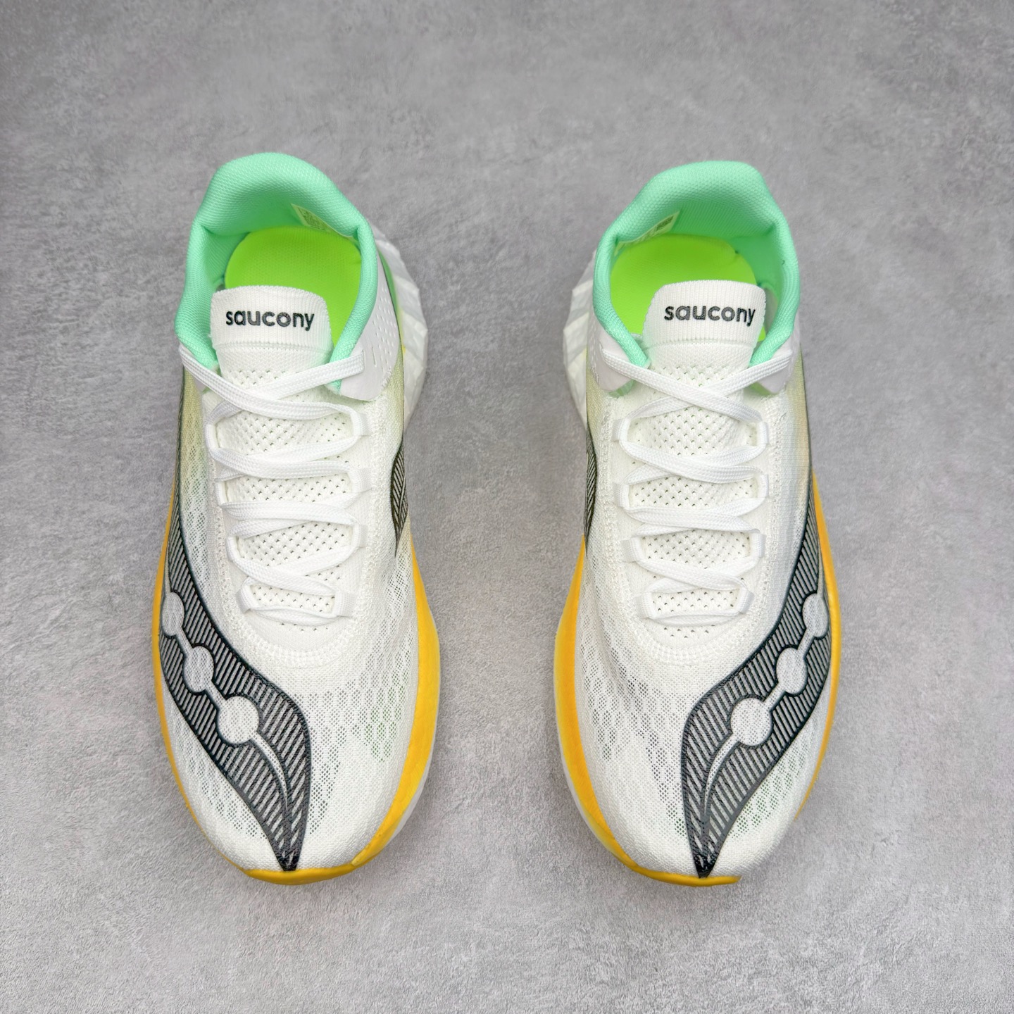 图片[2]-Saucony 索康尼ENDORPHIN Pro 啡速4 男女马拉松运动跑鞋 性能相比前几代再升级：鞋面采用全新升级的工学网设计 贴合脚部更透气 中底部分使用最新的PWRRUN+材质 搭配PWRRUN+鞋垫使中底的大幅加厚 10mm坡差进一步提供缓震、回弹性能 内底则采用了FORMFIT动态适应系统 动态契合脚型 提升包裹性和舒适性 提供更卓越的动态回馈体验 XT-900橡胶大底 可提供良好的抓地力和较强抗磨性能 尺码：36 36.5 37.5 38 38.5 39 40 40.5 41 42 42.5 43 44 44.5 45-选品中心