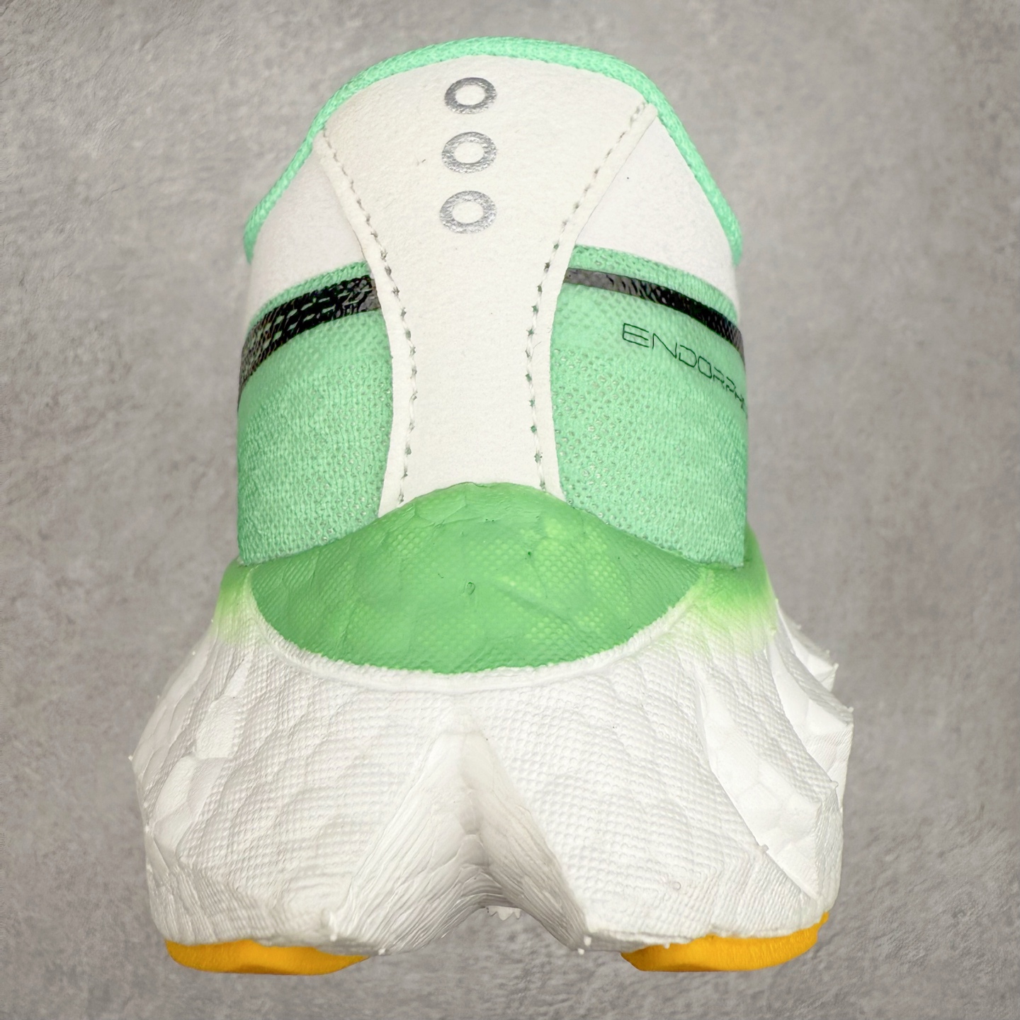 图片[8]-Saucony 索康尼ENDORPHIN Pro 啡速4 男女马拉松运动跑鞋 性能相比前几代再升级：鞋面采用全新升级的工学网设计 贴合脚部更透气 中底部分使用最新的PWRRUN+材质 搭配PWRRUN+鞋垫使中底的大幅加厚 10mm坡差进一步提供缓震、回弹性能 内底则采用了FORMFIT动态适应系统 动态契合脚型 提升包裹性和舒适性 提供更卓越的动态回馈体验 XT-900橡胶大底 可提供良好的抓地力和较强抗磨性能 尺码：36 36.5 37.5 38 38.5 39 40 40.5 41 42 42.5 43 44 44.5 45-选品中心