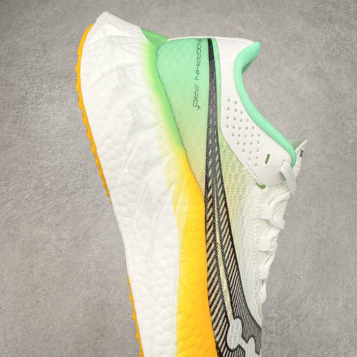 图片[6]-Saucony 索康尼ENDORPHIN Pro 啡速4 男女马拉松运动跑鞋 性能相比前几代再升级：鞋面采用全新升级的工学网设计 贴合脚部更透气 中底部分使用最新的PWRRUN+材质 搭配PWRRUN+鞋垫使中底的大幅加厚 10mm坡差进一步提供缓震、回弹性能 内底则采用了FORMFIT动态适应系统 动态契合脚型 提升包裹性和舒适性 提供更卓越的动态回馈体验 XT-900橡胶大底 可提供良好的抓地力和较强抗磨性能 尺码：36 36.5 37.5 38 38.5 39 40 40.5 41 42 42.5 43 44 44.5 45-选品中心