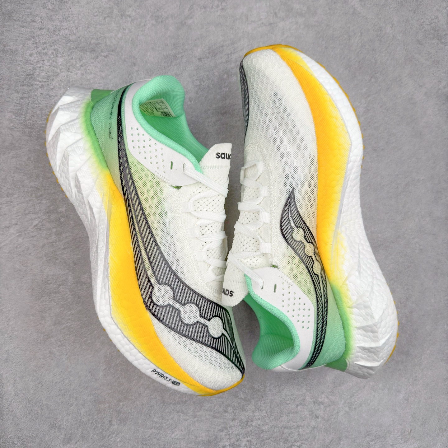 图片[3]-Saucony 索康尼ENDORPHIN Pro 啡速4 男女马拉松运动跑鞋 性能相比前几代再升级：鞋面采用全新升级的工学网设计 贴合脚部更透气 中底部分使用最新的PWRRUN+材质 搭配PWRRUN+鞋垫使中底的大幅加厚 10mm坡差进一步提供缓震、回弹性能 内底则采用了FORMFIT动态适应系统 动态契合脚型 提升包裹性和舒适性 提供更卓越的动态回馈体验 XT-900橡胶大底 可提供良好的抓地力和较强抗磨性能 尺码：36 36.5 37.5 38 38.5 39 40 40.5 41 42 42.5 43 44 44.5 45-选品中心