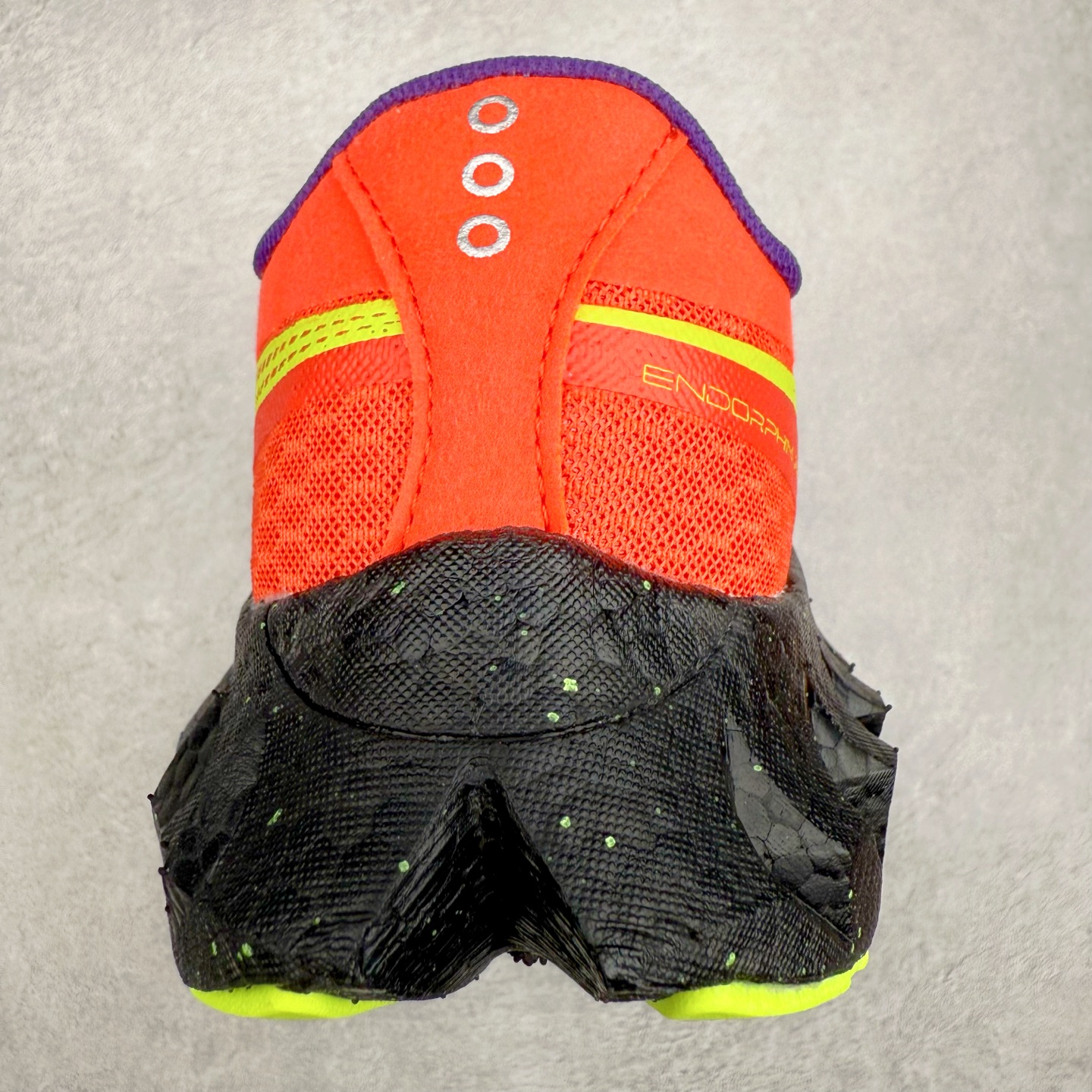 图片[8]-Saucony 索康尼ENDORPHIN Pro 啡速4 男女马拉松运动跑鞋 性能相比前几代再升级：鞋面采用全新升级的工学网设计 贴合脚部更透气 中底部分使用最新的PWRRUN+材质 搭配PWRRUN+鞋垫使中底的大幅加厚 10mm坡差进一步提供缓震、回弹性能 内底则采用了FORMFIT动态适应系统 动态契合脚型 提升包裹性和舒适性 提供更卓越的动态回馈体验 XT-900橡胶大底 可提供良好的抓地力和较强抗磨性能 尺码：36 36.5 37.5 38 38.5 39 40 40.5 41 42 42.5 43 44 44.5 45-选品中心