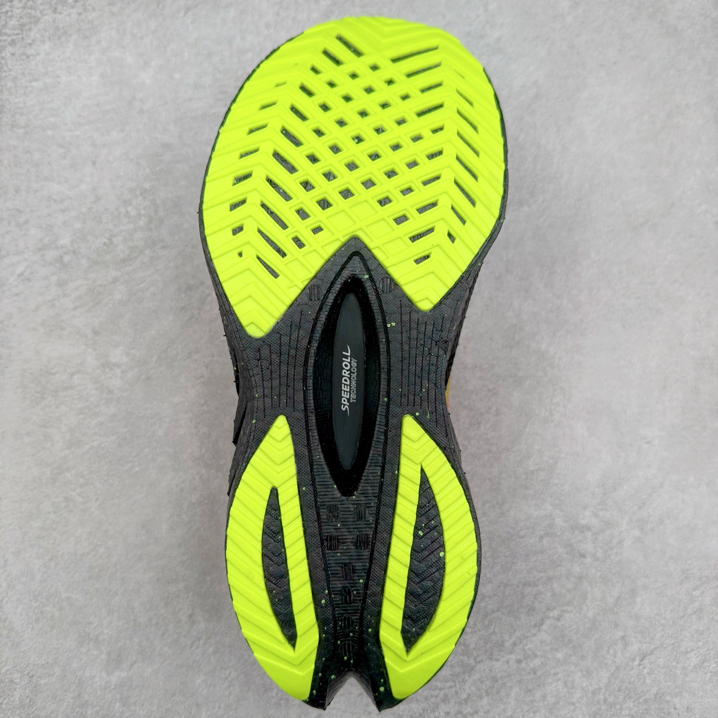 图片[9]-Saucony 索康尼ENDORPHIN Pro 啡速4 男女马拉松运动跑鞋 性能相比前几代再升级：鞋面采用全新升级的工学网设计 贴合脚部更透气 中底部分使用最新的PWRRUN+材质 搭配PWRRUN+鞋垫使中底的大幅加厚 10mm坡差进一步提供缓震、回弹性能 内底则采用了FORMFIT动态适应系统 动态契合脚型 提升包裹性和舒适性 提供更卓越的动态回馈体验 XT-900橡胶大底 可提供良好的抓地力和较强抗磨性能 尺码：36 36.5 37.5 38 38.5 39 40 40.5 41 42 42.5 43 44 44.5 45-选品中心