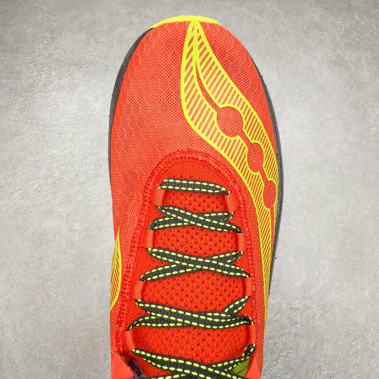 图片[4]-Saucony 索康尼ENDORPHIN Pro 啡速4 男女马拉松运动跑鞋 性能相比前几代再升级：鞋面采用全新升级的工学网设计 贴合脚部更透气 中底部分使用最新的PWRRUN+材质 搭配PWRRUN+鞋垫使中底的大幅加厚 10mm坡差进一步提供缓震、回弹性能 内底则采用了FORMFIT动态适应系统 动态契合脚型 提升包裹性和舒适性 提供更卓越的动态回馈体验 XT-900橡胶大底 可提供良好的抓地力和较强抗磨性能 尺码：36 36.5 37.5 38 38.5 39 40 40.5 41 42 42.5 43 44 44.5 45-选品中心