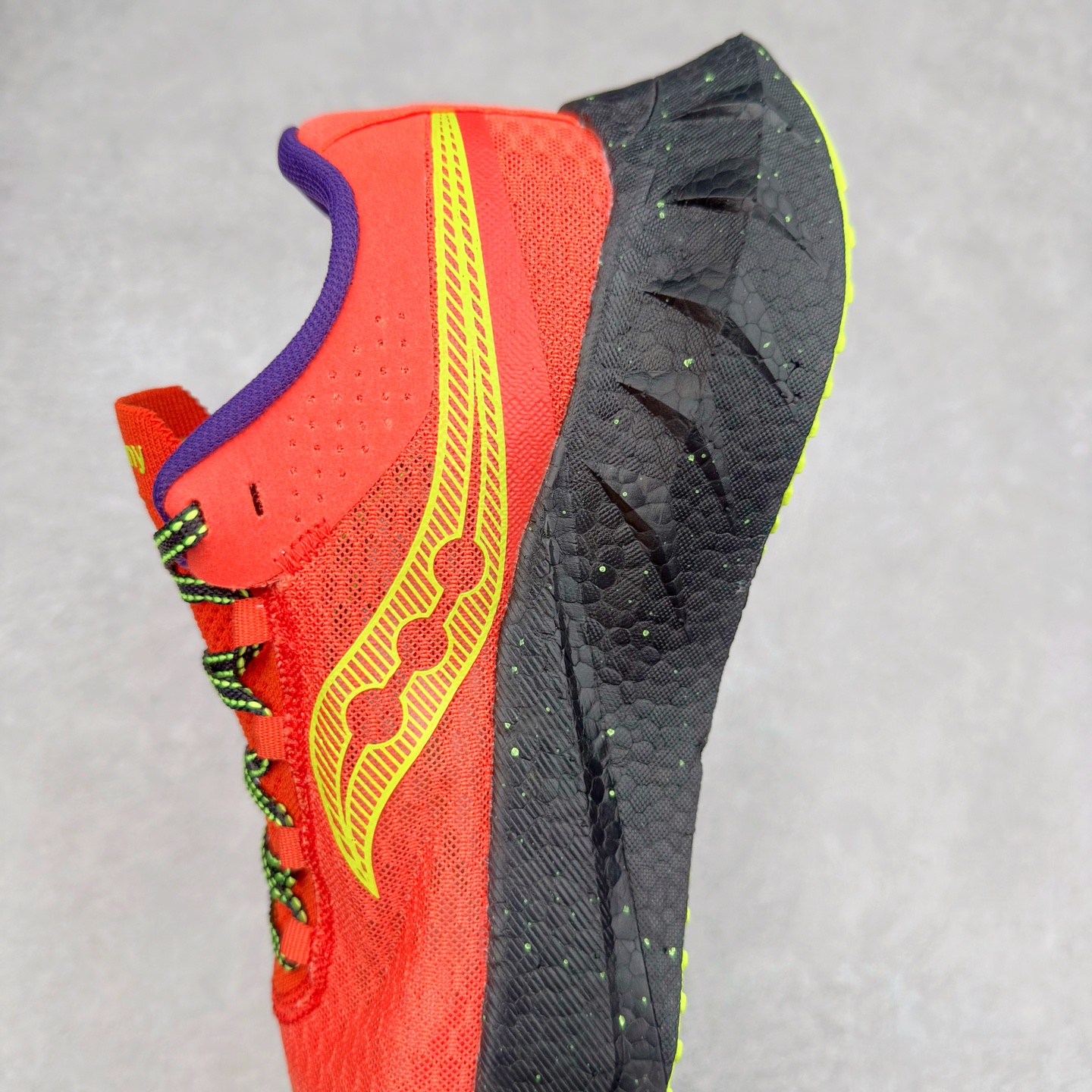 图片[7]-Saucony 索康尼ENDORPHIN Pro 啡速4 男女马拉松运动跑鞋 性能相比前几代再升级：鞋面采用全新升级的工学网设计 贴合脚部更透气 中底部分使用最新的PWRRUN+材质 搭配PWRRUN+鞋垫使中底的大幅加厚 10mm坡差进一步提供缓震、回弹性能 内底则采用了FORMFIT动态适应系统 动态契合脚型 提升包裹性和舒适性 提供更卓越的动态回馈体验 XT-900橡胶大底 可提供良好的抓地力和较强抗磨性能 尺码：36 36.5 37.5 38 38.5 39 40 40.5 41 42 42.5 43 44 44.5 45-选品中心