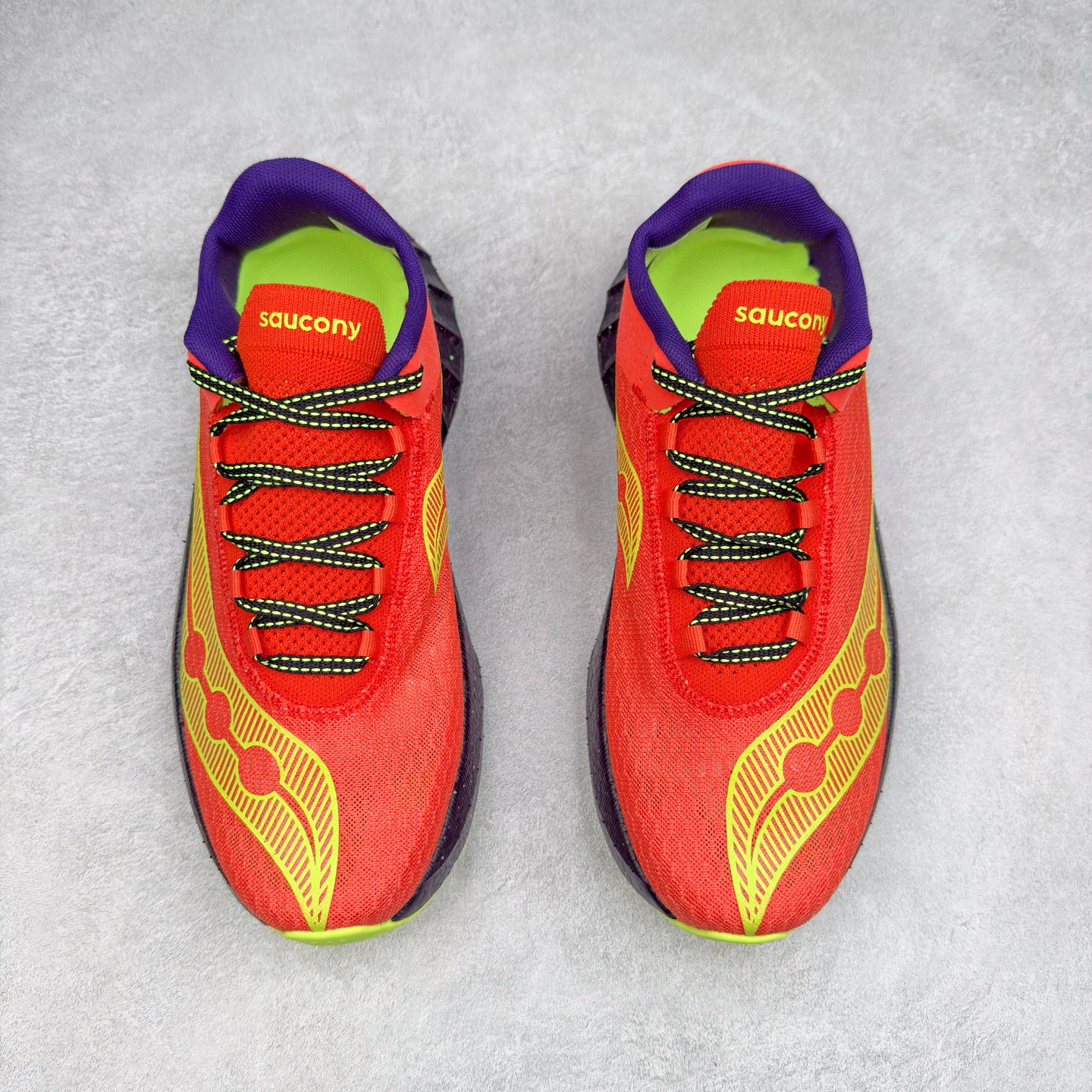 图片[2]-Saucony 索康尼ENDORPHIN Pro 啡速4 男女马拉松运动跑鞋 性能相比前几代再升级：鞋面采用全新升级的工学网设计 贴合脚部更透气 中底部分使用最新的PWRRUN+材质 搭配PWRRUN+鞋垫使中底的大幅加厚 10mm坡差进一步提供缓震、回弹性能 内底则采用了FORMFIT动态适应系统 动态契合脚型 提升包裹性和舒适性 提供更卓越的动态回馈体验 XT-900橡胶大底 可提供良好的抓地力和较强抗磨性能 尺码：36 36.5 37.5 38 38.5 39 40 40.5 41 42 42.5 43 44 44.5 45-选品中心