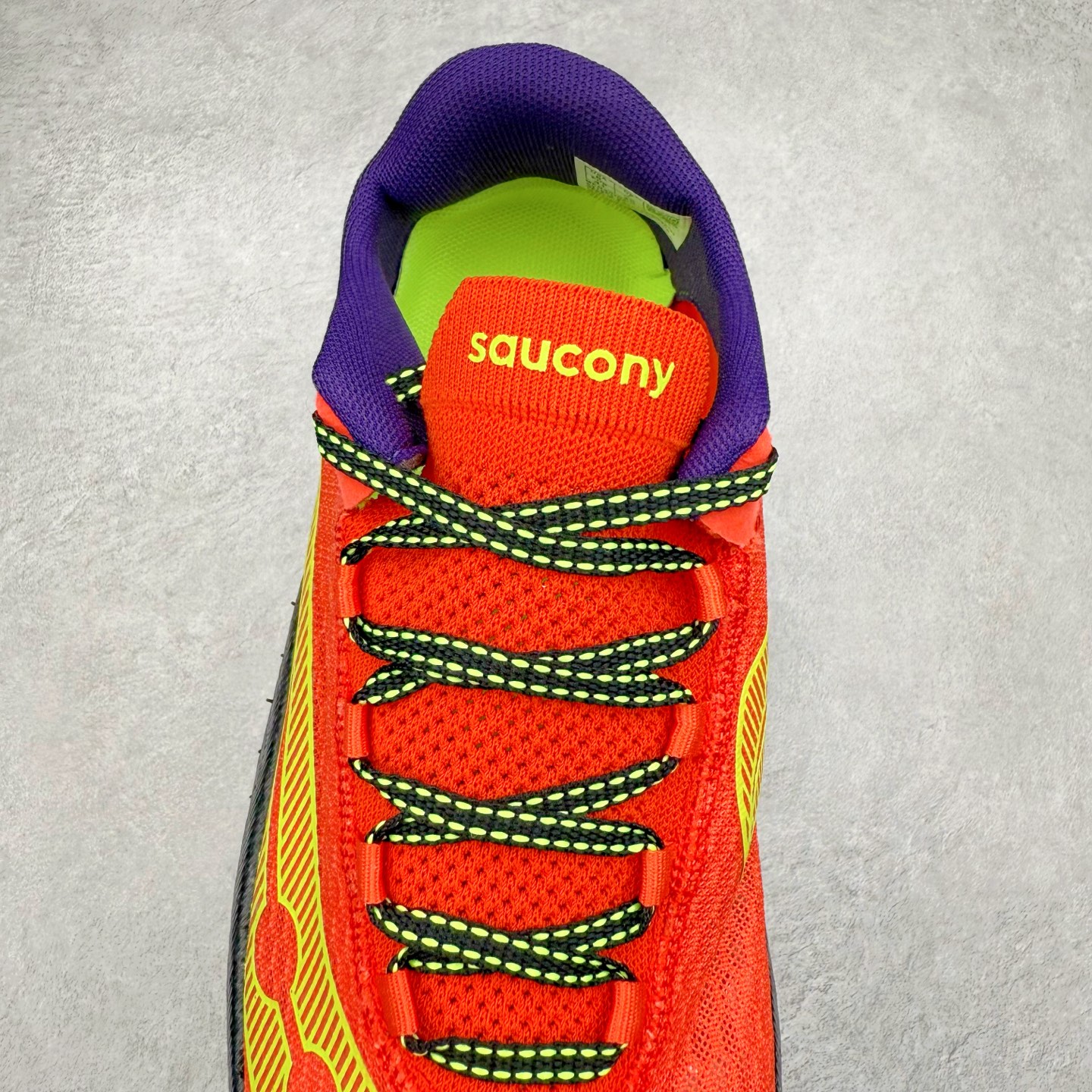 图片[5]-Saucony 索康尼ENDORPHIN Pro 啡速4 男女马拉松运动跑鞋 性能相比前几代再升级：鞋面采用全新升级的工学网设计 贴合脚部更透气 中底部分使用最新的PWRRUN+材质 搭配PWRRUN+鞋垫使中底的大幅加厚 10mm坡差进一步提供缓震、回弹性能 内底则采用了FORMFIT动态适应系统 动态契合脚型 提升包裹性和舒适性 提供更卓越的动态回馈体验 XT-900橡胶大底 可提供良好的抓地力和较强抗磨性能 尺码：36 36.5 37.5 38 38.5 39 40 40.5 41 42 42.5 43 44 44.5 45-选品中心