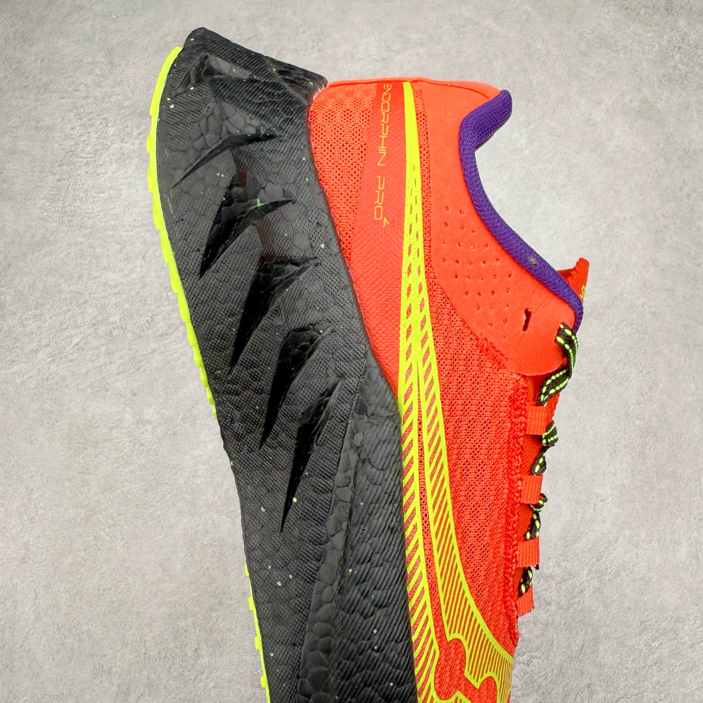 图片[6]-Saucony 索康尼ENDORPHIN Pro 啡速4 男女马拉松运动跑鞋 性能相比前几代再升级：鞋面采用全新升级的工学网设计 贴合脚部更透气 中底部分使用最新的PWRRUN+材质 搭配PWRRUN+鞋垫使中底的大幅加厚 10mm坡差进一步提供缓震、回弹性能 内底则采用了FORMFIT动态适应系统 动态契合脚型 提升包裹性和舒适性 提供更卓越的动态回馈体验 XT-900橡胶大底 可提供良好的抓地力和较强抗磨性能 尺码：36 36.5 37.5 38 38.5 39 40 40.5 41 42 42.5 43 44 44.5 45-选品中心