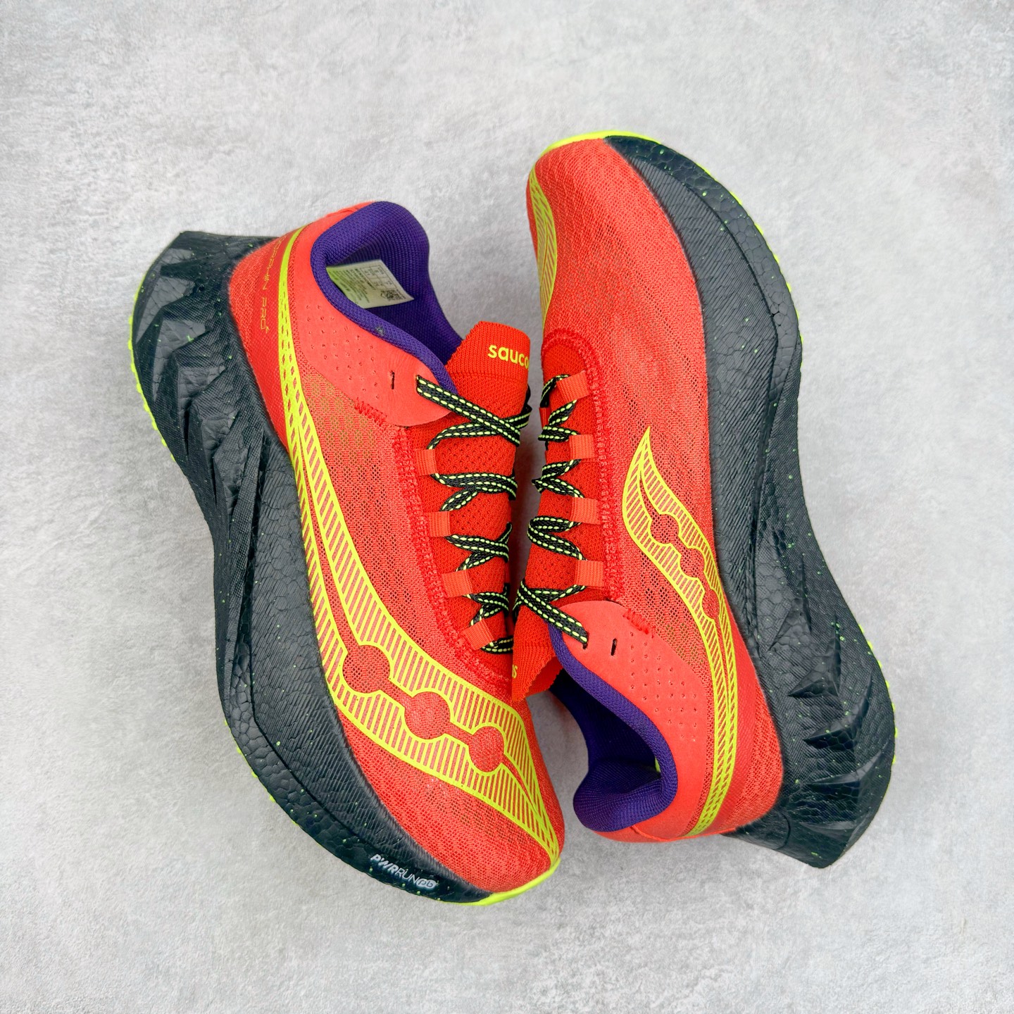 图片[3]-Saucony 索康尼ENDORPHIN Pro 啡速4 男女马拉松运动跑鞋 性能相比前几代再升级：鞋面采用全新升级的工学网设计 贴合脚部更透气 中底部分使用最新的PWRRUN+材质 搭配PWRRUN+鞋垫使中底的大幅加厚 10mm坡差进一步提供缓震、回弹性能 内底则采用了FORMFIT动态适应系统 动态契合脚型 提升包裹性和舒适性 提供更卓越的动态回馈体验 XT-900橡胶大底 可提供良好的抓地力和较强抗磨性能 尺码：36 36.5 37.5 38 38.5 39 40 40.5 41 42 42.5 43 44 44.5 45-选品中心