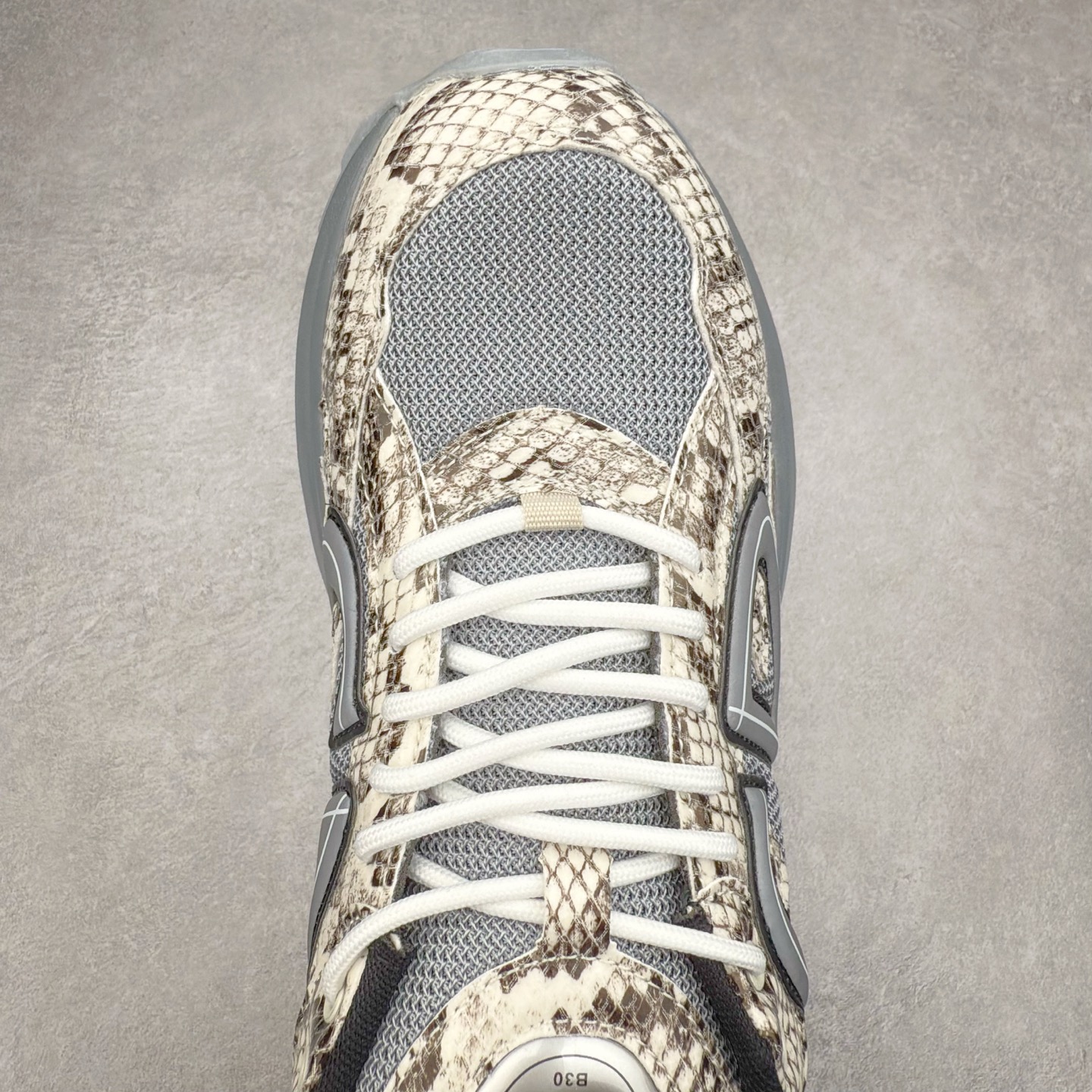 图片[4]-＃福利特价 Dior B30 迪奥网眼织物低帮运动休闲鞋 该款系列采用黑网色眼织物白和色科技料面精心制 作饰以反光“CD30”图形标志 外格轻盈的刻雕效果橡胶鞋搭底配标志性点的缀提升格调 内弹部力细节塑造想理的舒适穿着体验可与各休式闲造型配搭 彰显尚时现代的运风动范 尺码：36 37 35 39 40 41 42 43 44 45-选品中心