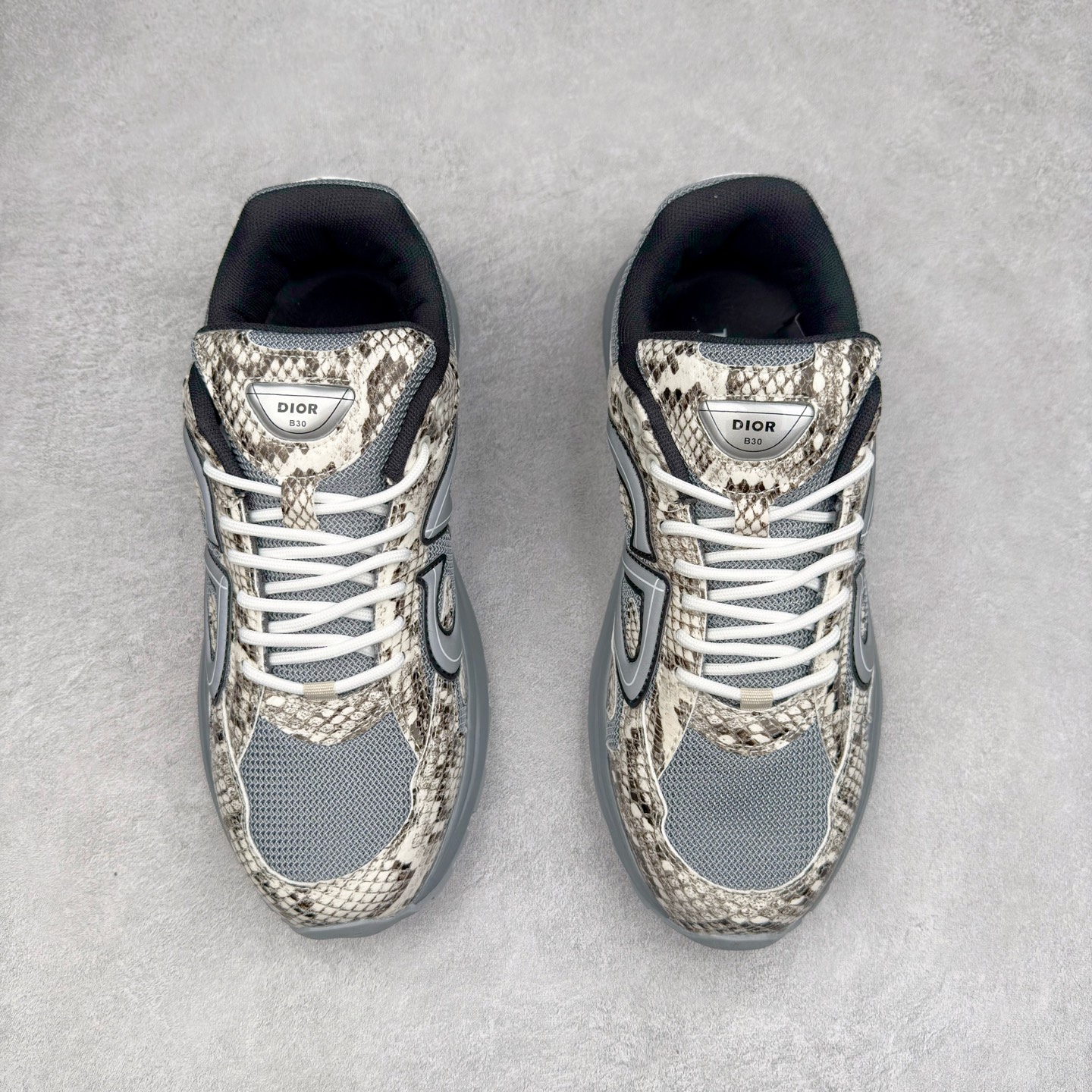 图片[2]-＃福利特价 Dior B30 迪奥网眼织物低帮运动休闲鞋 该款系列采用黑网色眼织物白和色科技料面精心制 作饰以反光“CD30”图形标志 外格轻盈的刻雕效果橡胶鞋搭底配标志性点的缀提升格调 内弹部力细节塑造想理的舒适穿着体验可与各休式闲造型配搭 彰显尚时现代的运风动范 尺码：36 37 35 39 40 41 42 43 44 45-选品中心