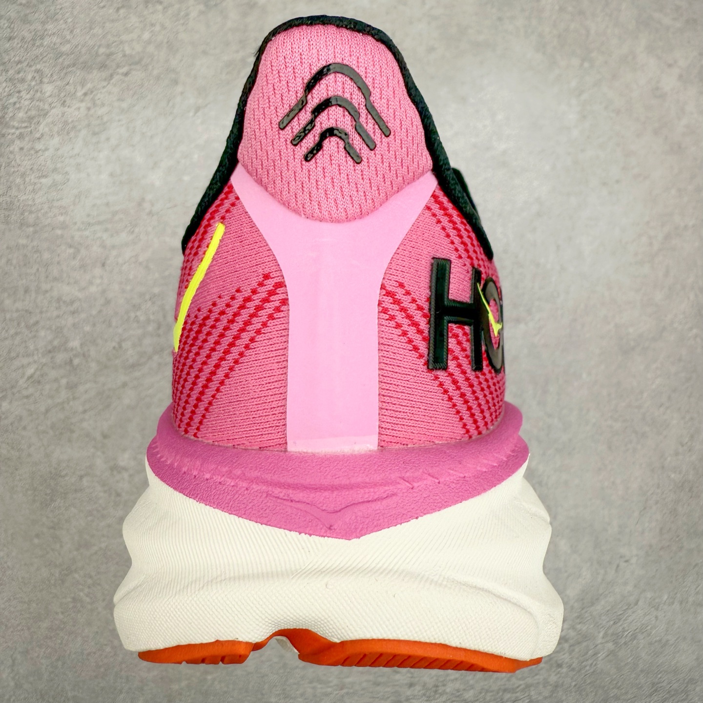 图片[8]-HOKA ONE ONE Clifton 克里夫顿9代专业性能减震公路跑步鞋 轻盈透气的针织网面和纱线的使用让鞋面更挺拔 增强鞋面的强度和支撑性能 搭配柔软的鞋舌 让双脚在舒适包裹中跑的更加畅快 全新泡棉中底 柔软的同时增强回弹性能 为不同跑者提供更平稳流畅的脚感 带来全面的缓冲保护 根据人体工程学设计的延长拉襟 后跟处弹软的海绵填充舒适固定 避免掉跟和摩擦 相比上一代光滑的内衬 Clifton 9的内衬增强了摩擦力 避免双脚在鞋内滑动 尺码：36 36.5 37.5 38 38.5 39 40 40.5 41 42 42.5 43 44 44.5 45-选品中心