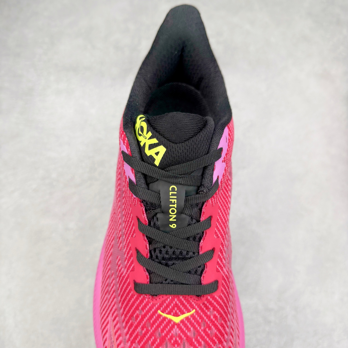 图片[5]-HOKA ONE ONE Clifton 克里夫顿9代专业性能减震公路跑步鞋 轻盈透气的针织网面和纱线的使用让鞋面更挺拔 增强鞋面的强度和支撑性能 搭配柔软的鞋舌 让双脚在舒适包裹中跑的更加畅快 全新泡棉中底 柔软的同时增强回弹性能 为不同跑者提供更平稳流畅的脚感 带来全面的缓冲保护 根据人体工程学设计的延长拉襟 后跟处弹软的海绵填充舒适固定 避免掉跟和摩擦 相比上一代光滑的内衬 Clifton 9的内衬增强了摩擦力 避免双脚在鞋内滑动 尺码：36 36.5 37.5 38 38.5 39 40 40.5 41 42 42.5 43 44 44.5 45-选品中心