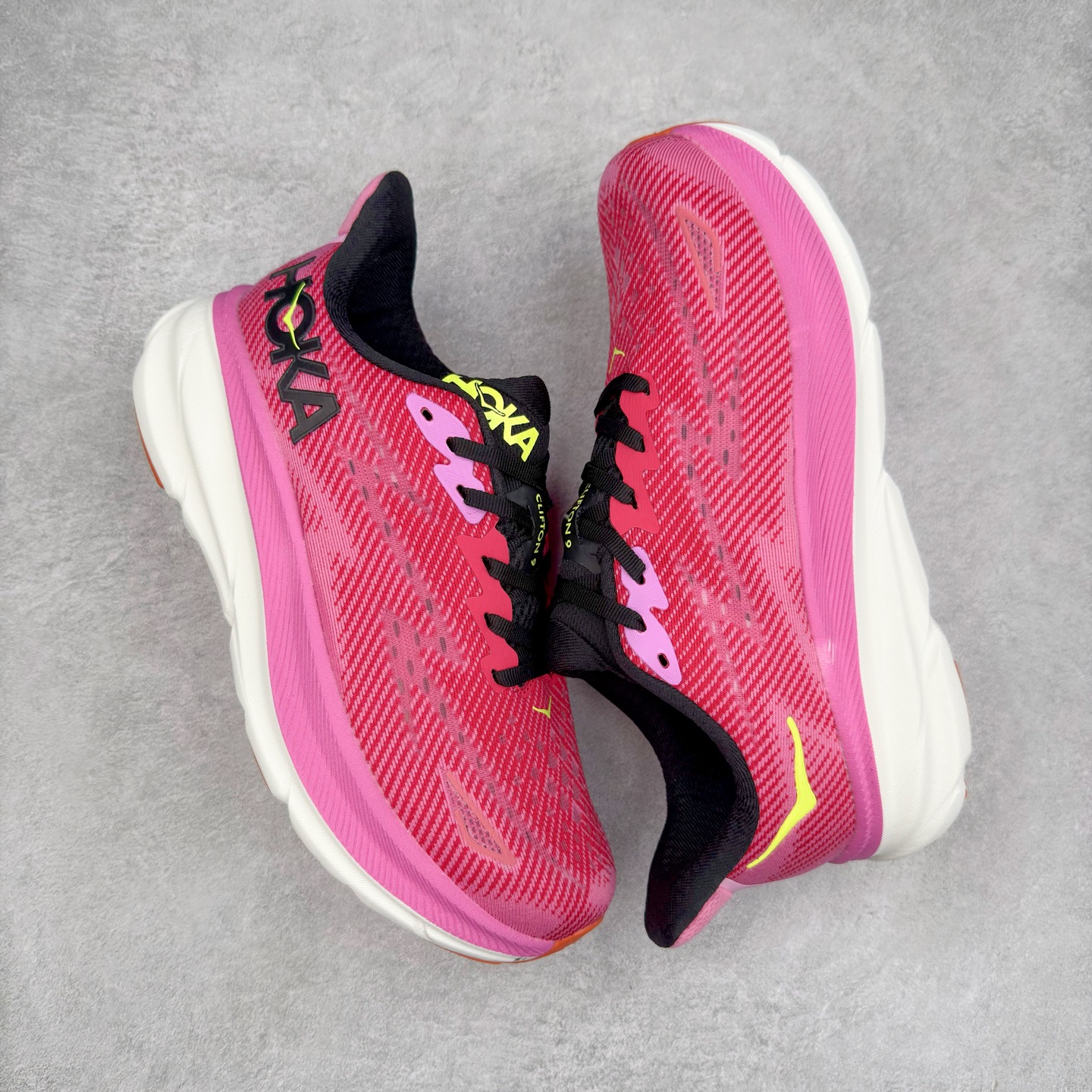 图片[3]-HOKA ONE ONE Clifton 克里夫顿9代专业性能减震公路跑步鞋 轻盈透气的针织网面和纱线的使用让鞋面更挺拔 增强鞋面的强度和支撑性能 搭配柔软的鞋舌 让双脚在舒适包裹中跑的更加畅快 全新泡棉中底 柔软的同时增强回弹性能 为不同跑者提供更平稳流畅的脚感 带来全面的缓冲保护 根据人体工程学设计的延长拉襟 后跟处弹软的海绵填充舒适固定 避免掉跟和摩擦 相比上一代光滑的内衬 Clifton 9的内衬增强了摩擦力 避免双脚在鞋内滑动 尺码：36 36.5 37.5 38 38.5 39 40 40.5 41 42 42.5 43 44 44.5 45-选品中心