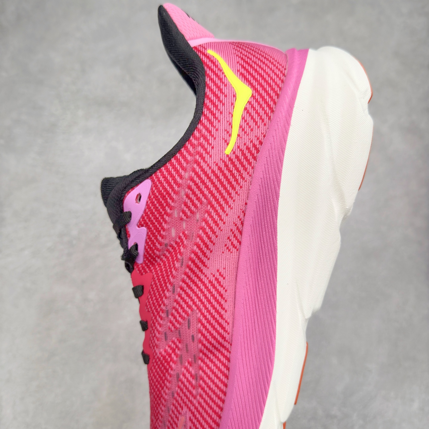 图片[7]-HOKA ONE ONE Clifton 克里夫顿9代专业性能减震公路跑步鞋 轻盈透气的针织网面和纱线的使用让鞋面更挺拔 增强鞋面的强度和支撑性能 搭配柔软的鞋舌 让双脚在舒适包裹中跑的更加畅快 全新泡棉中底 柔软的同时增强回弹性能 为不同跑者提供更平稳流畅的脚感 带来全面的缓冲保护 根据人体工程学设计的延长拉襟 后跟处弹软的海绵填充舒适固定 避免掉跟和摩擦 相比上一代光滑的内衬 Clifton 9的内衬增强了摩擦力 避免双脚在鞋内滑动 尺码：36 36.5 37.5 38 38.5 39 40 40.5 41 42 42.5 43 44 44.5 45-选品中心