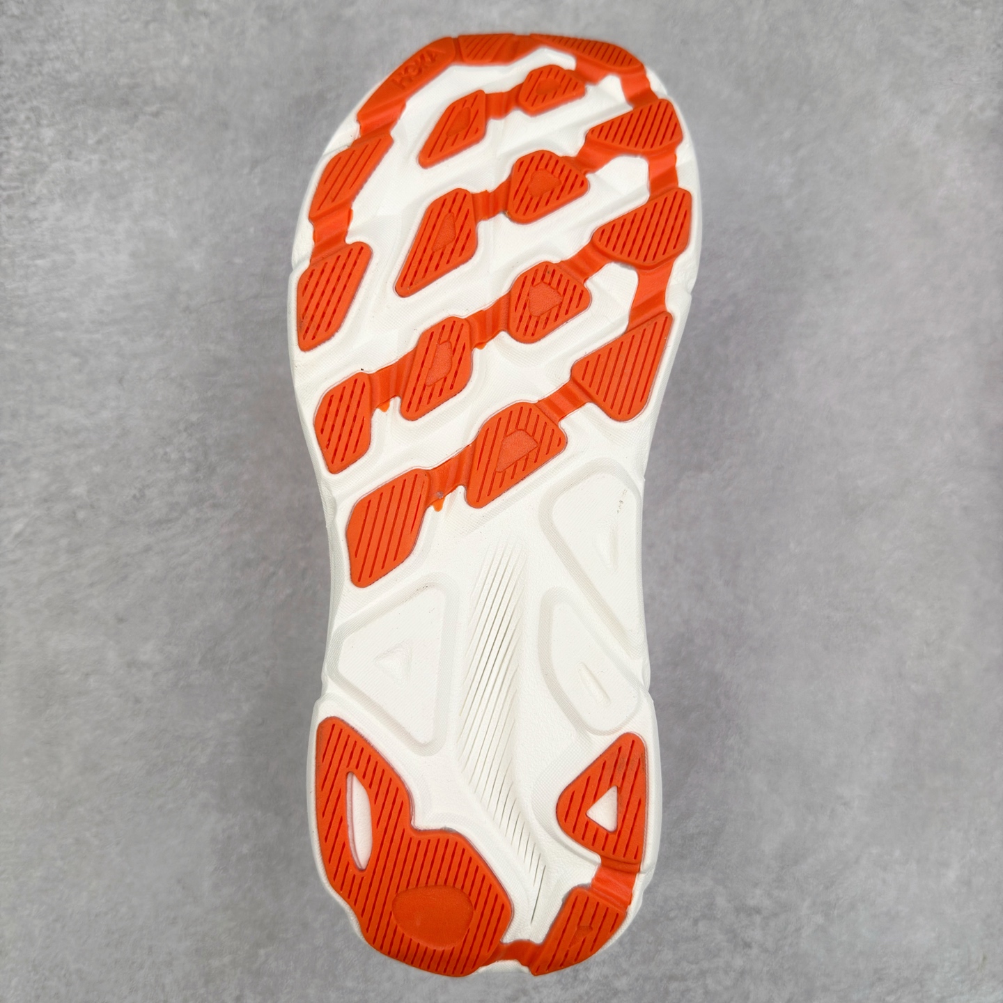 图片[9]-HOKA ONE ONE Clifton 克里夫顿9代专业性能减震公路跑步鞋 轻盈透气的针织网面和纱线的使用让鞋面更挺拔 增强鞋面的强度和支撑性能 搭配柔软的鞋舌 让双脚在舒适包裹中跑的更加畅快 全新泡棉中底 柔软的同时增强回弹性能 为不同跑者提供更平稳流畅的脚感 带来全面的缓冲保护 根据人体工程学设计的延长拉襟 后跟处弹软的海绵填充舒适固定 避免掉跟和摩擦 相比上一代光滑的内衬 Clifton 9的内衬增强了摩擦力 避免双脚在鞋内滑动 尺码：36 36.5 37.5 38 38.5 39 40 40.5 41 42 42.5 43 44 44.5 45-选品中心