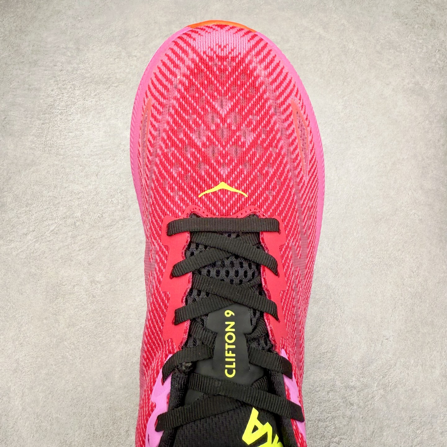 图片[4]-HOKA ONE ONE Clifton 克里夫顿9代专业性能减震公路跑步鞋 轻盈透气的针织网面和纱线的使用让鞋面更挺拔 增强鞋面的强度和支撑性能 搭配柔软的鞋舌 让双脚在舒适包裹中跑的更加畅快 全新泡棉中底 柔软的同时增强回弹性能 为不同跑者提供更平稳流畅的脚感 带来全面的缓冲保护 根据人体工程学设计的延长拉襟 后跟处弹软的海绵填充舒适固定 避免掉跟和摩擦 相比上一代光滑的内衬 Clifton 9的内衬增强了摩擦力 避免双脚在鞋内滑动 尺码：36 36.5 37.5 38 38.5 39 40 40.5 41 42 42.5 43 44 44.5 45-选品中心