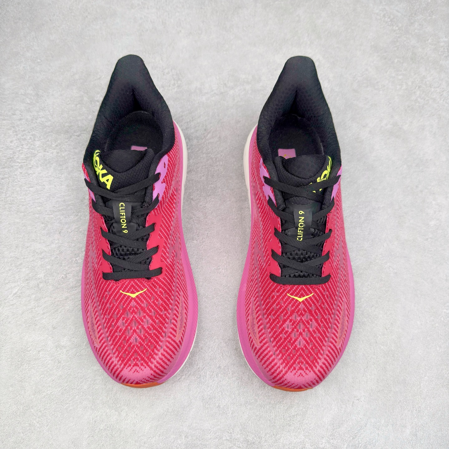 图片[2]-HOKA ONE ONE Clifton 克里夫顿9代专业性能减震公路跑步鞋 轻盈透气的针织网面和纱线的使用让鞋面更挺拔 增强鞋面的强度和支撑性能 搭配柔软的鞋舌 让双脚在舒适包裹中跑的更加畅快 全新泡棉中底 柔软的同时增强回弹性能 为不同跑者提供更平稳流畅的脚感 带来全面的缓冲保护 根据人体工程学设计的延长拉襟 后跟处弹软的海绵填充舒适固定 避免掉跟和摩擦 相比上一代光滑的内衬 Clifton 9的内衬增强了摩擦力 避免双脚在鞋内滑动 尺码：36 36.5 37.5 38 38.5 39 40 40.5 41 42 42.5 43 44 44.5 45-选品中心